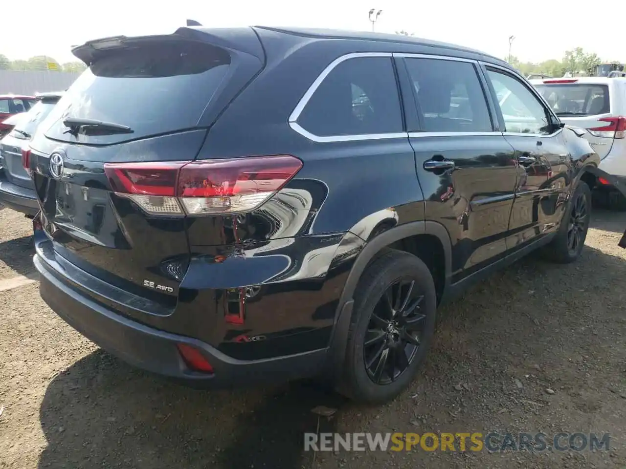 4 Photograph of a damaged car 5TDJZRFH3KS611779 TOYOTA HIGHLANDER 2019