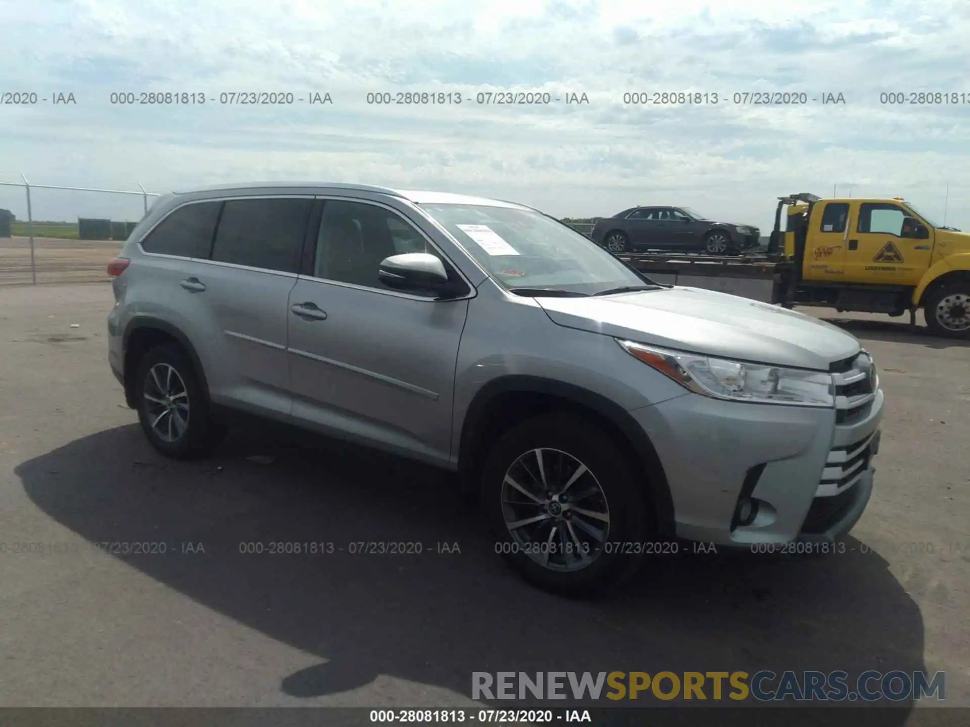 1 Photograph of a damaged car 5TDJZRFH3KS611961 TOYOTA HIGHLANDER 2019