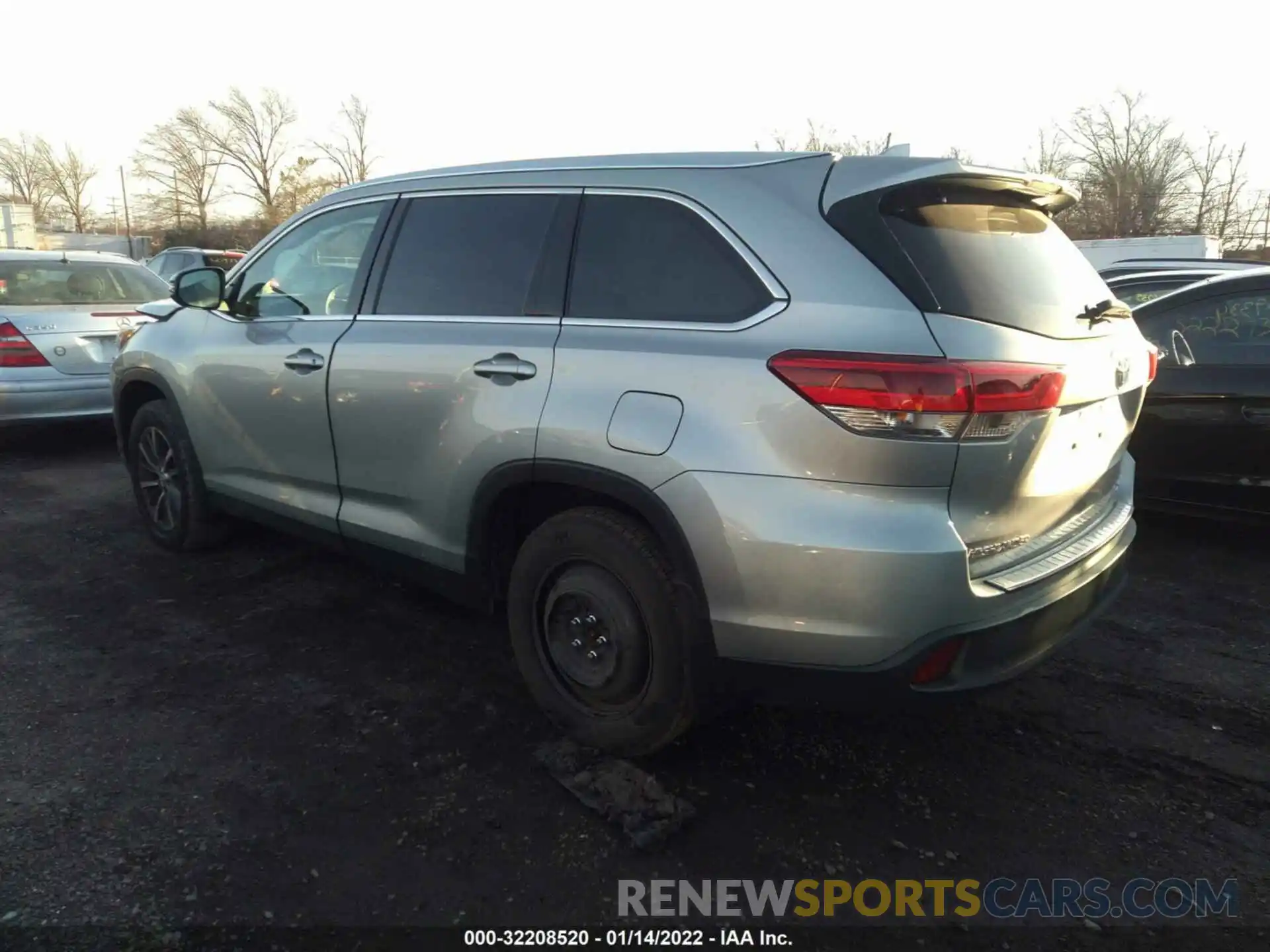 3 Photograph of a damaged car 5TDJZRFH3KS612298 TOYOTA HIGHLANDER 2019