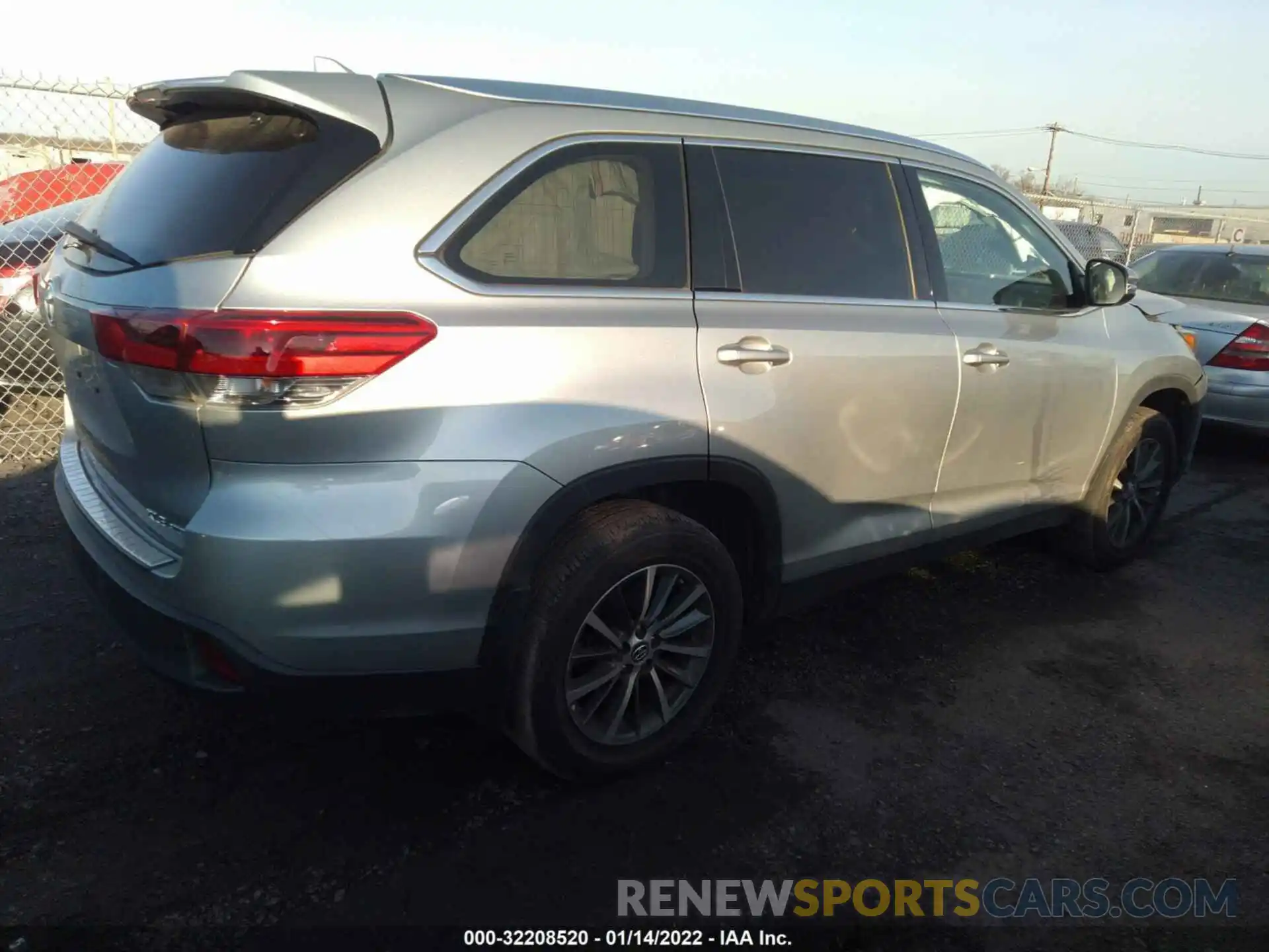 4 Photograph of a damaged car 5TDJZRFH3KS612298 TOYOTA HIGHLANDER 2019