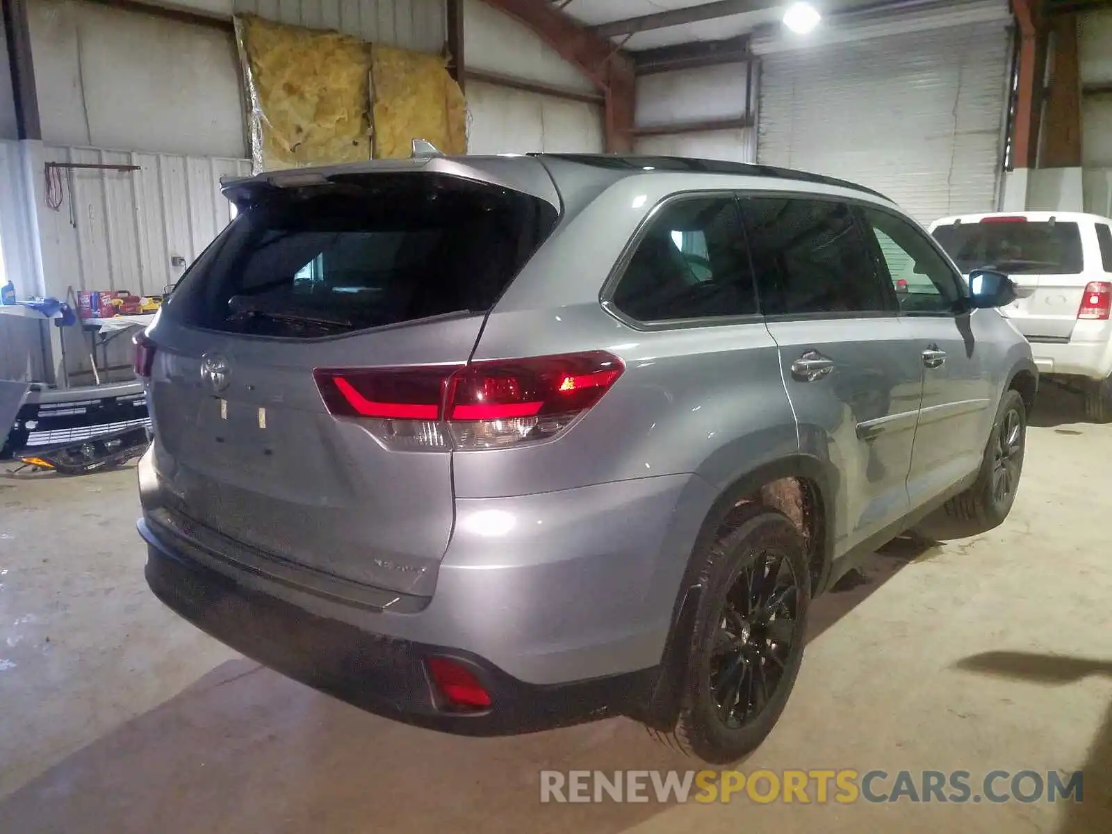 4 Photograph of a damaged car 5TDJZRFH3KS612379 TOYOTA HIGHLANDER 2019