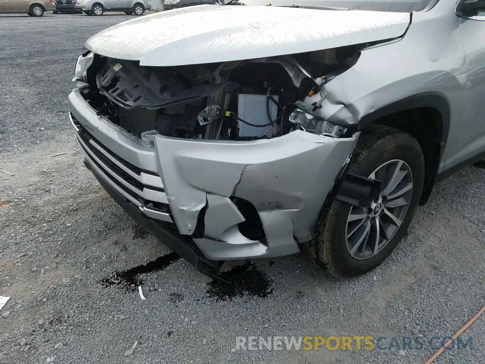 9 Photograph of a damaged car 5TDJZRFH3KS612544 TOYOTA HIGHLANDER 2019