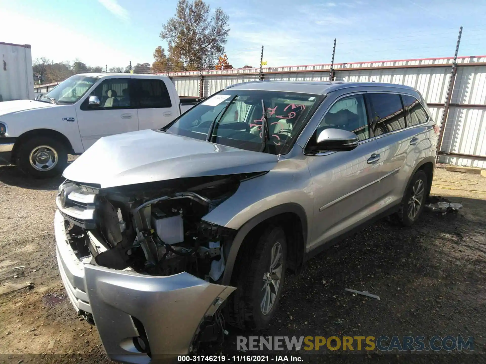 2 Photograph of a damaged car 5TDJZRFH3KS618263 TOYOTA HIGHLANDER 2019