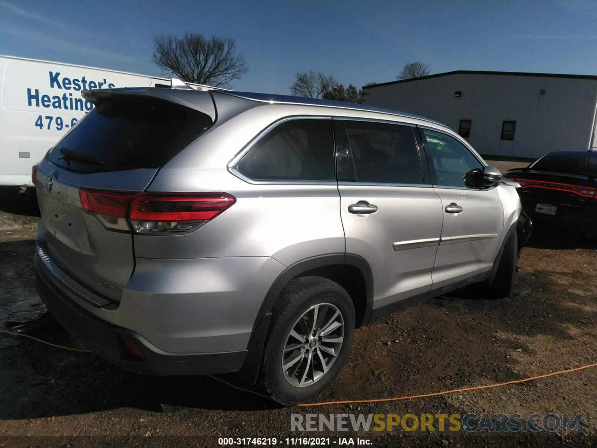 4 Photograph of a damaged car 5TDJZRFH3KS618263 TOYOTA HIGHLANDER 2019