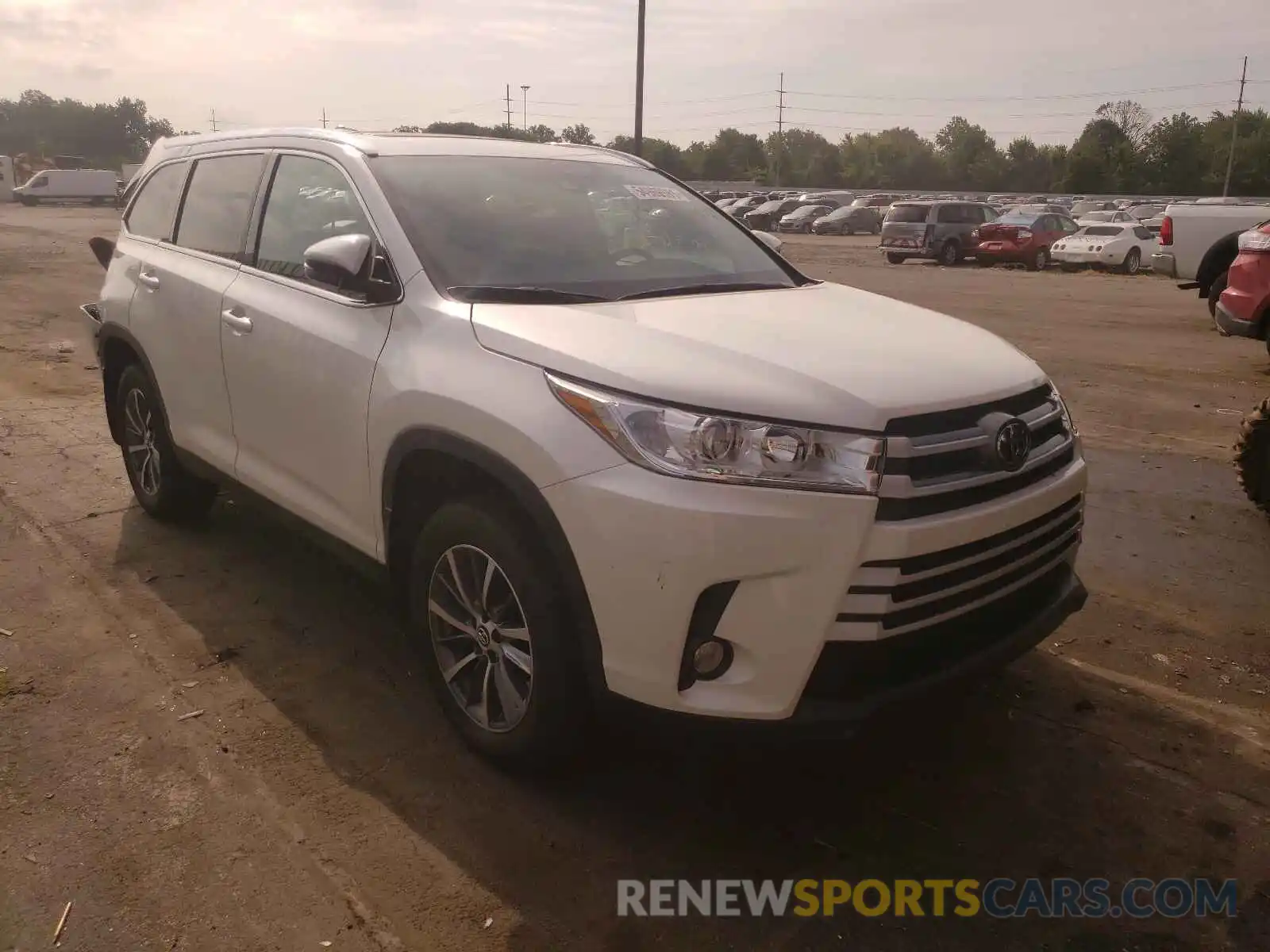 1 Photograph of a damaged car 5TDJZRFH3KS619719 TOYOTA HIGHLANDER 2019