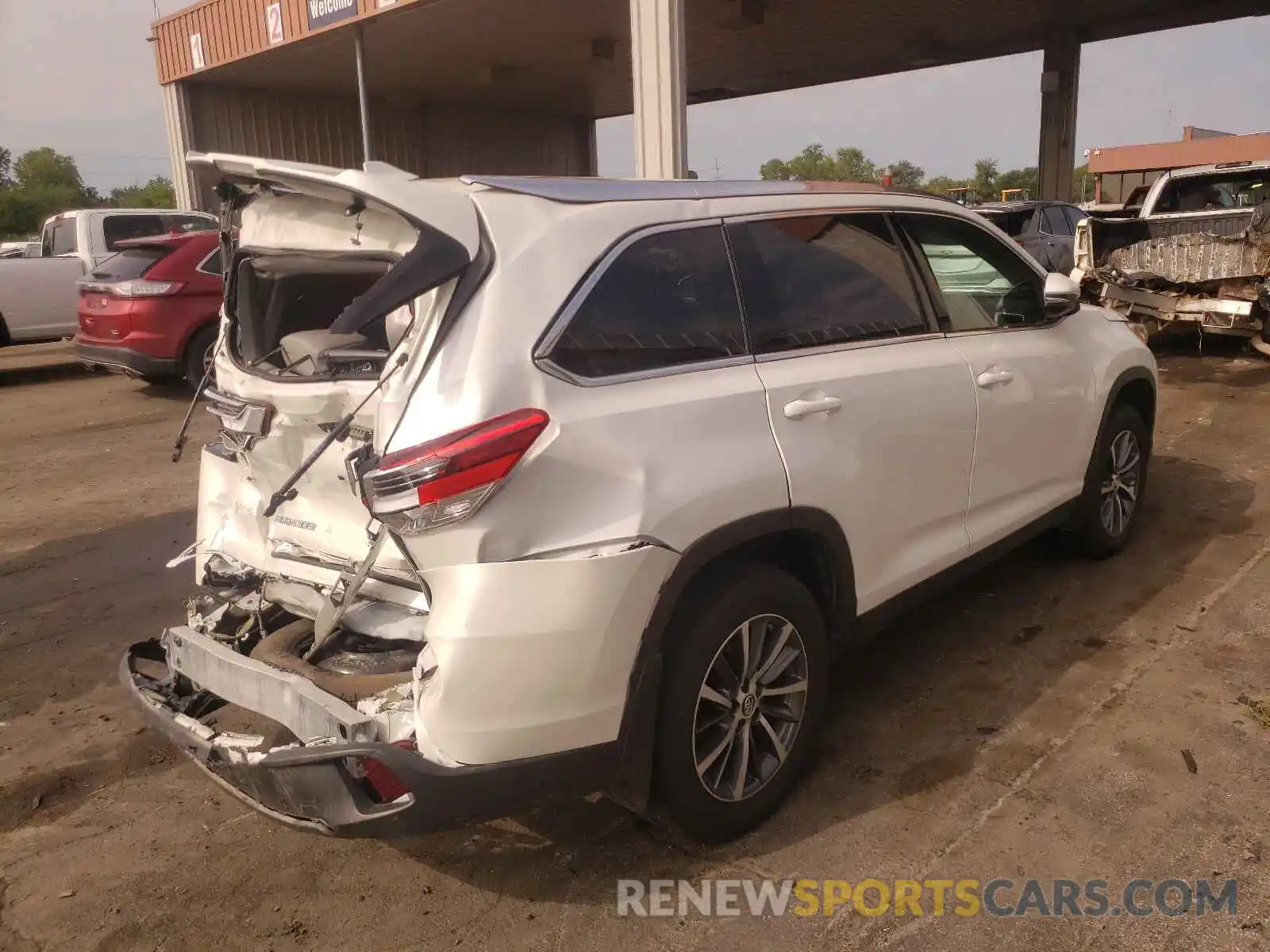 4 Photograph of a damaged car 5TDJZRFH3KS619719 TOYOTA HIGHLANDER 2019