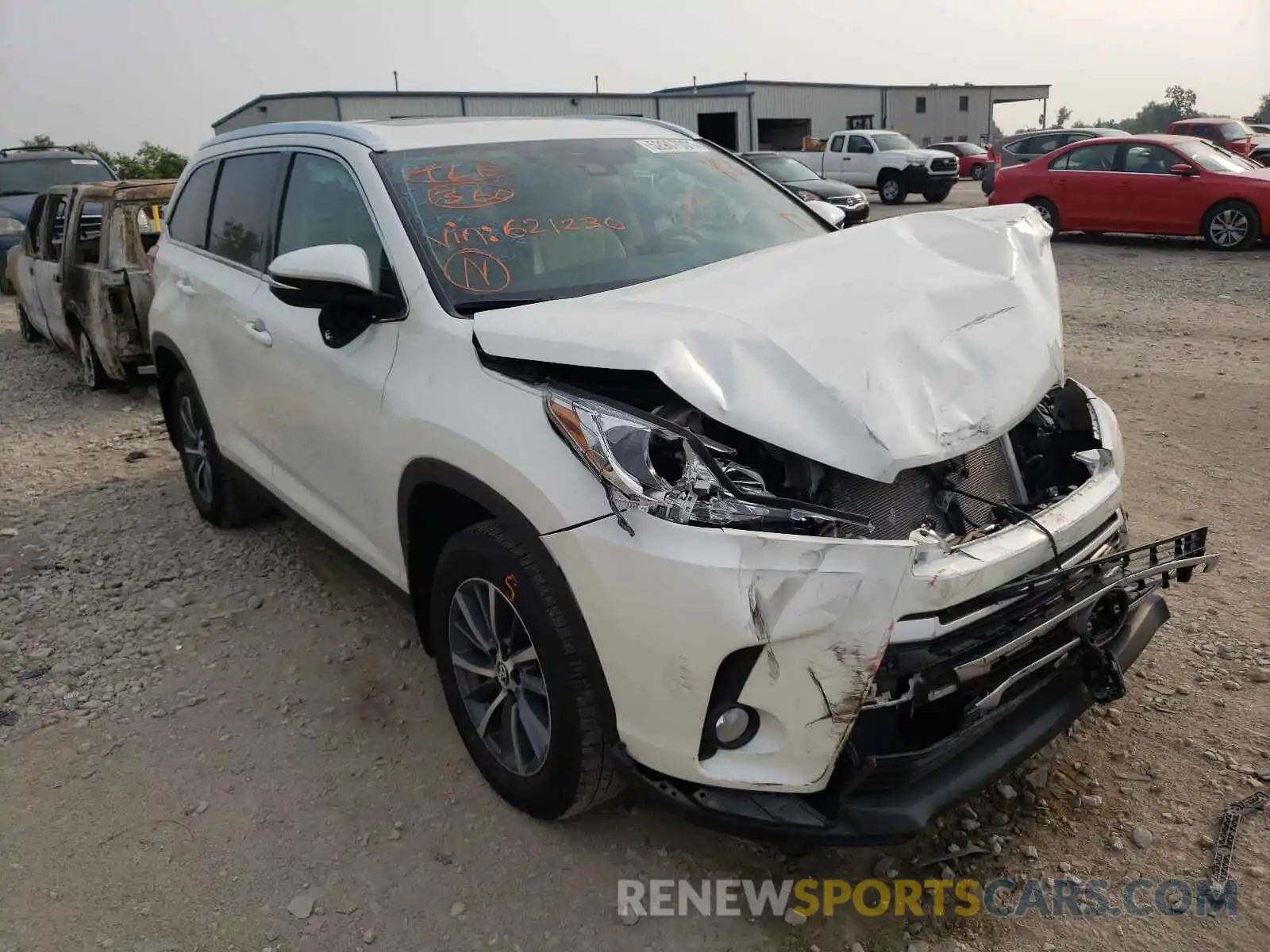 1 Photograph of a damaged car 5TDJZRFH3KS621230 TOYOTA HIGHLANDER 2019