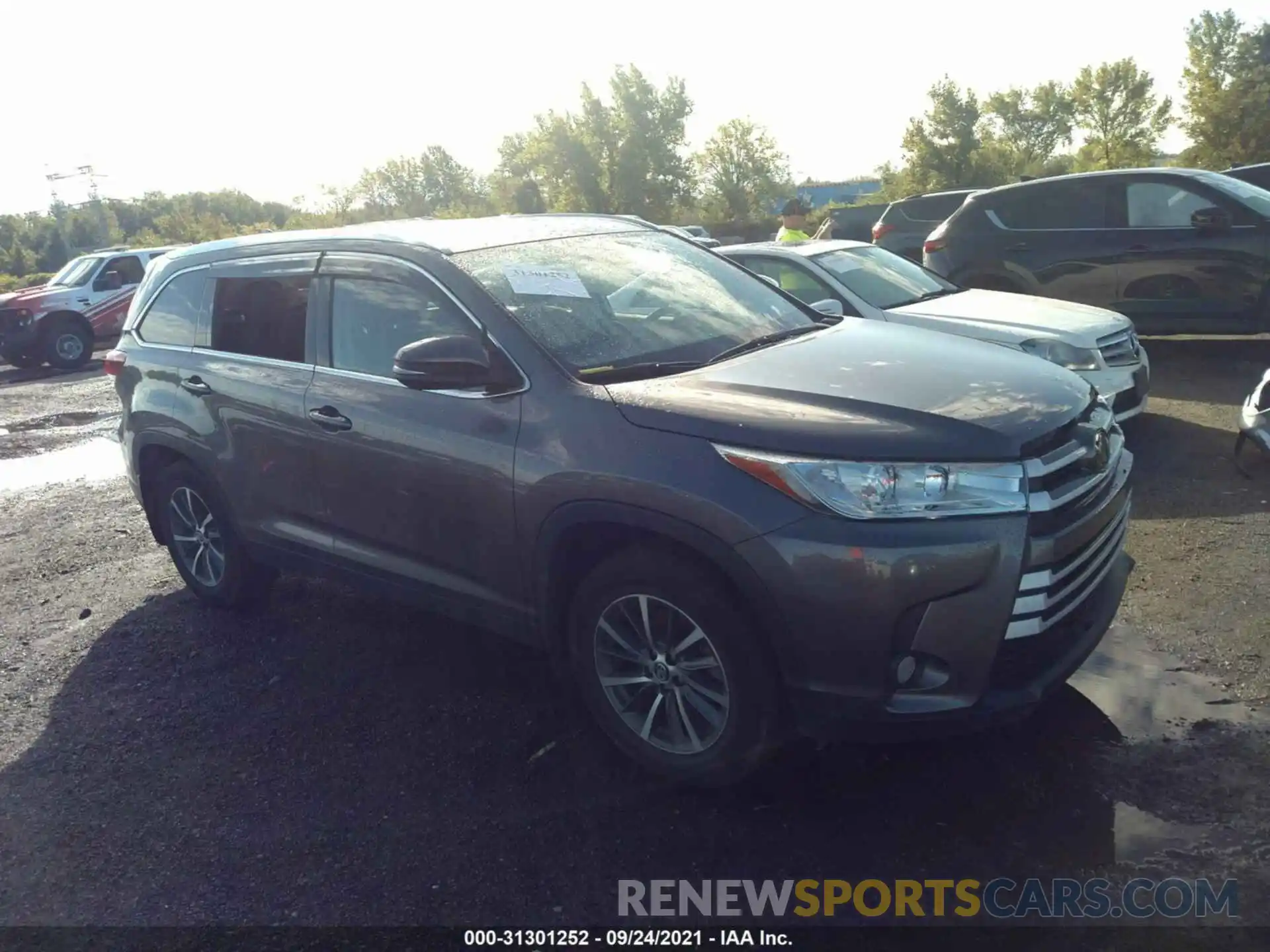 1 Photograph of a damaged car 5TDJZRFH3KS622913 TOYOTA HIGHLANDER 2019