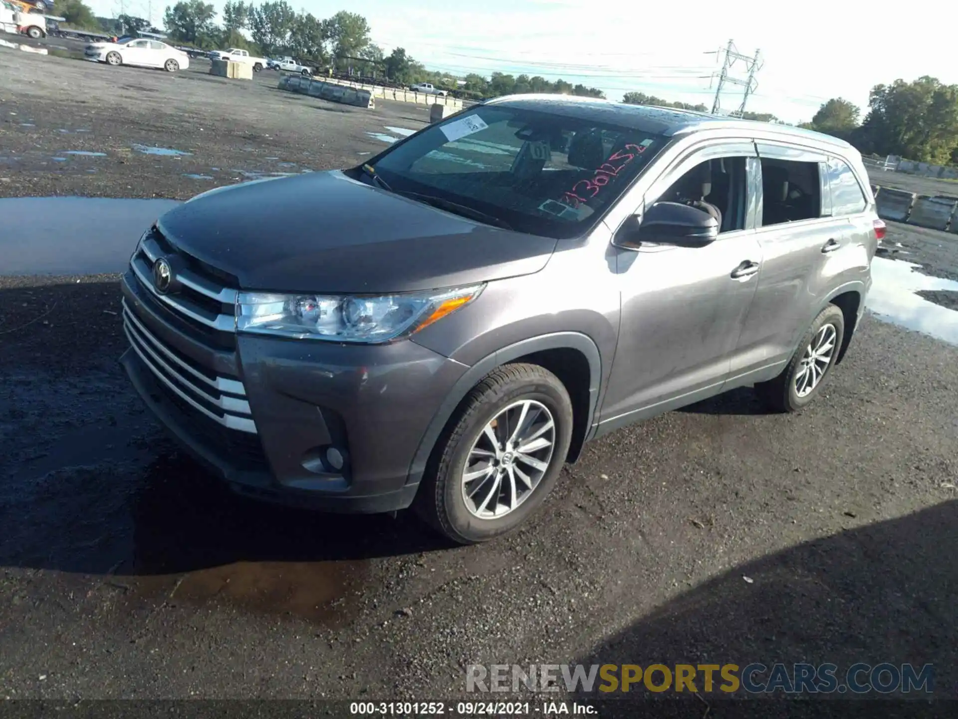 2 Photograph of a damaged car 5TDJZRFH3KS622913 TOYOTA HIGHLANDER 2019