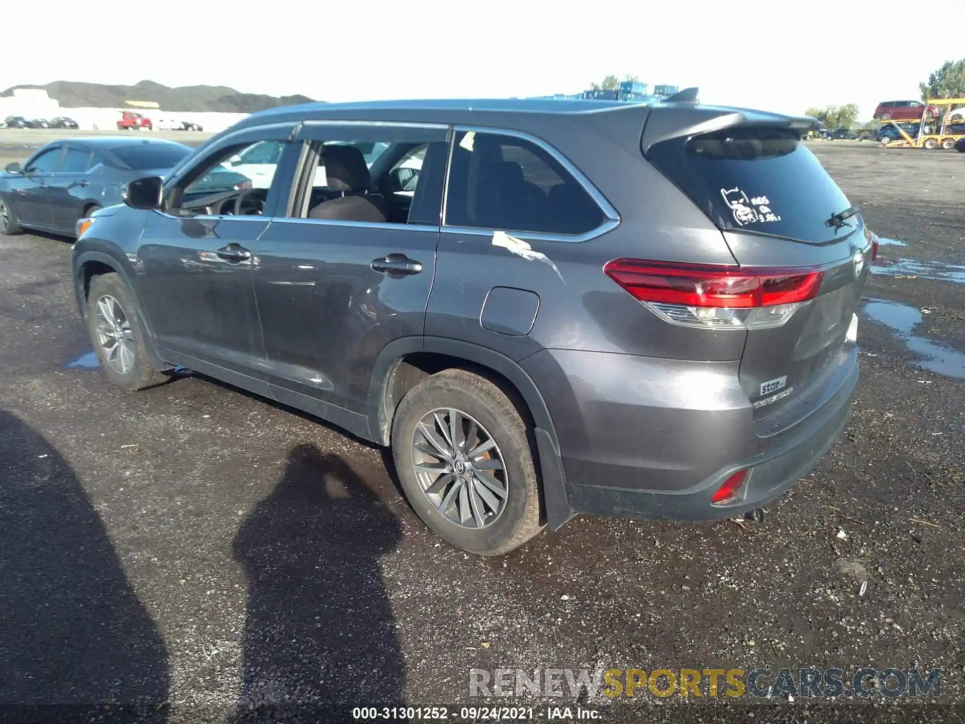 3 Photograph of a damaged car 5TDJZRFH3KS622913 TOYOTA HIGHLANDER 2019