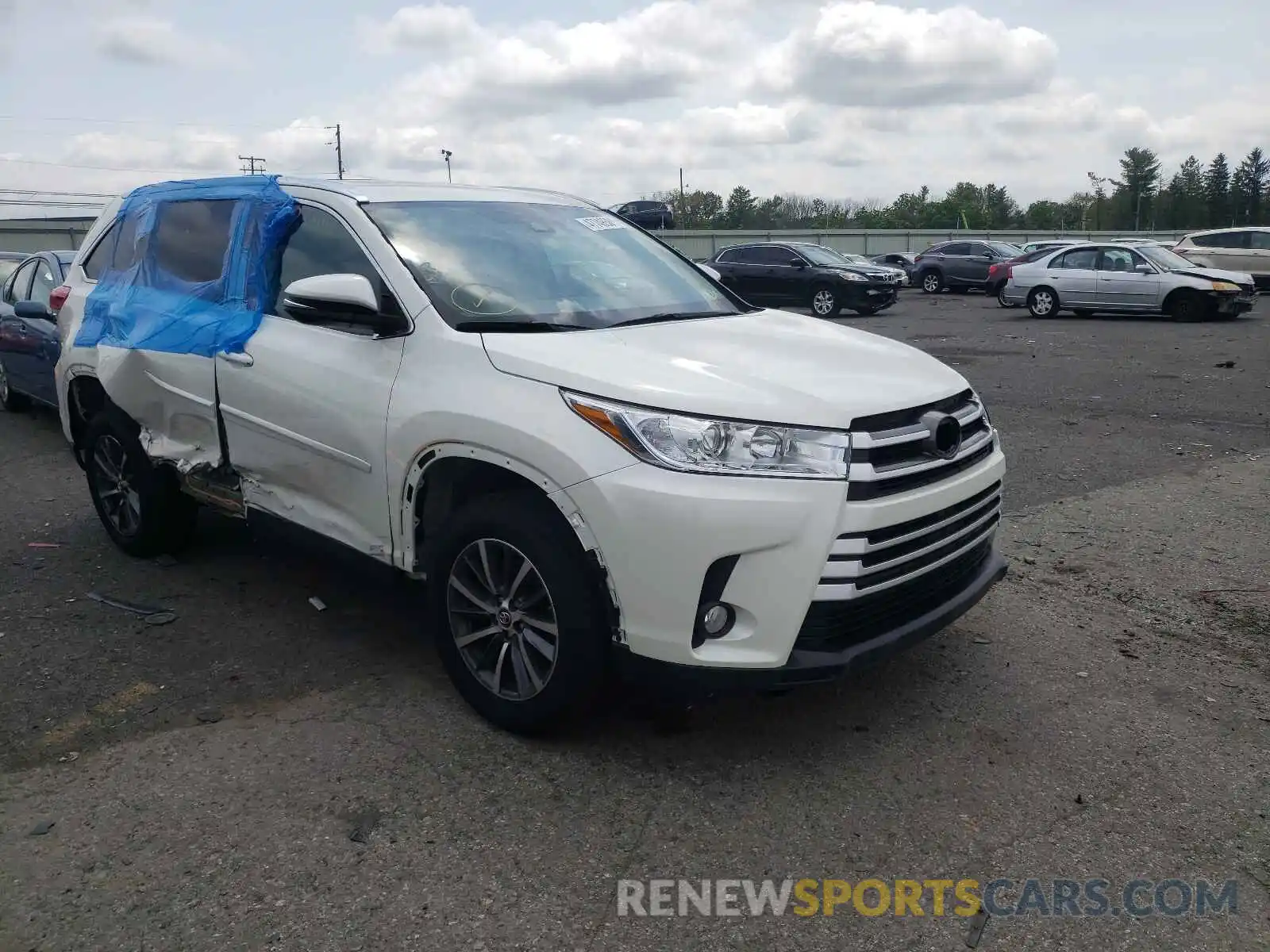 1 Photograph of a damaged car 5TDJZRFH3KS623642 TOYOTA HIGHLANDER 2019