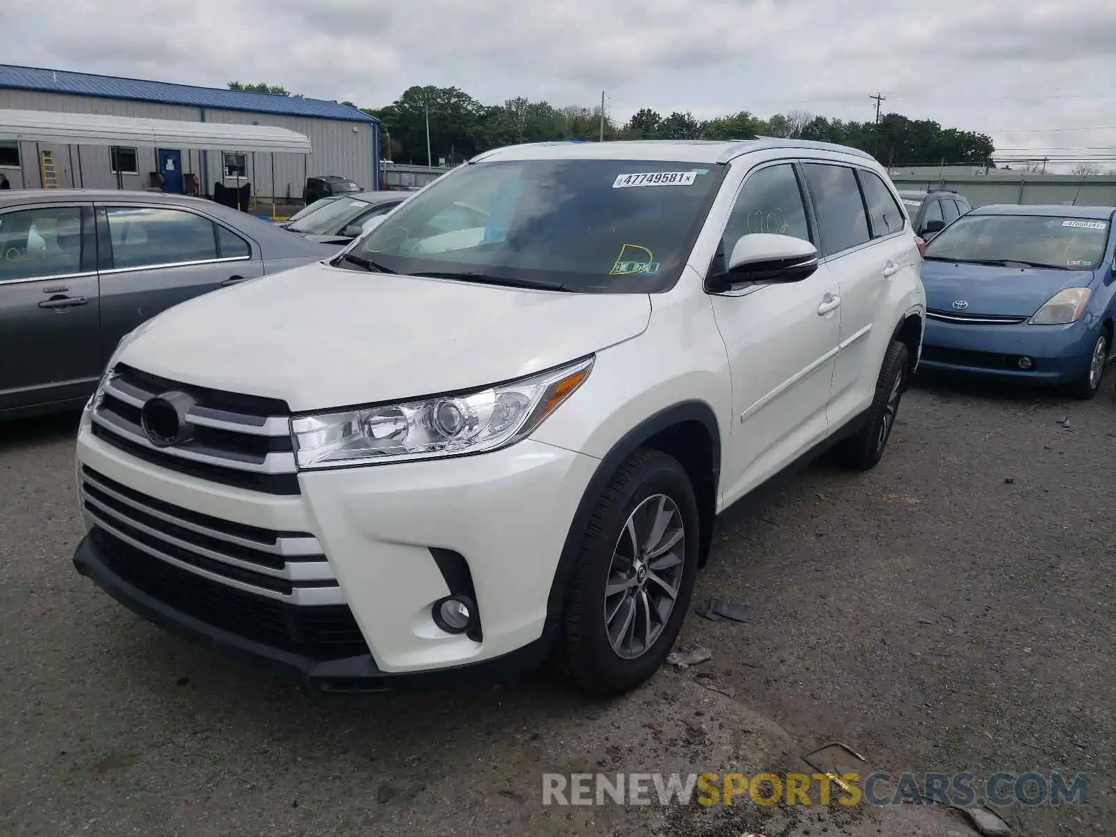 2 Photograph of a damaged car 5TDJZRFH3KS623642 TOYOTA HIGHLANDER 2019