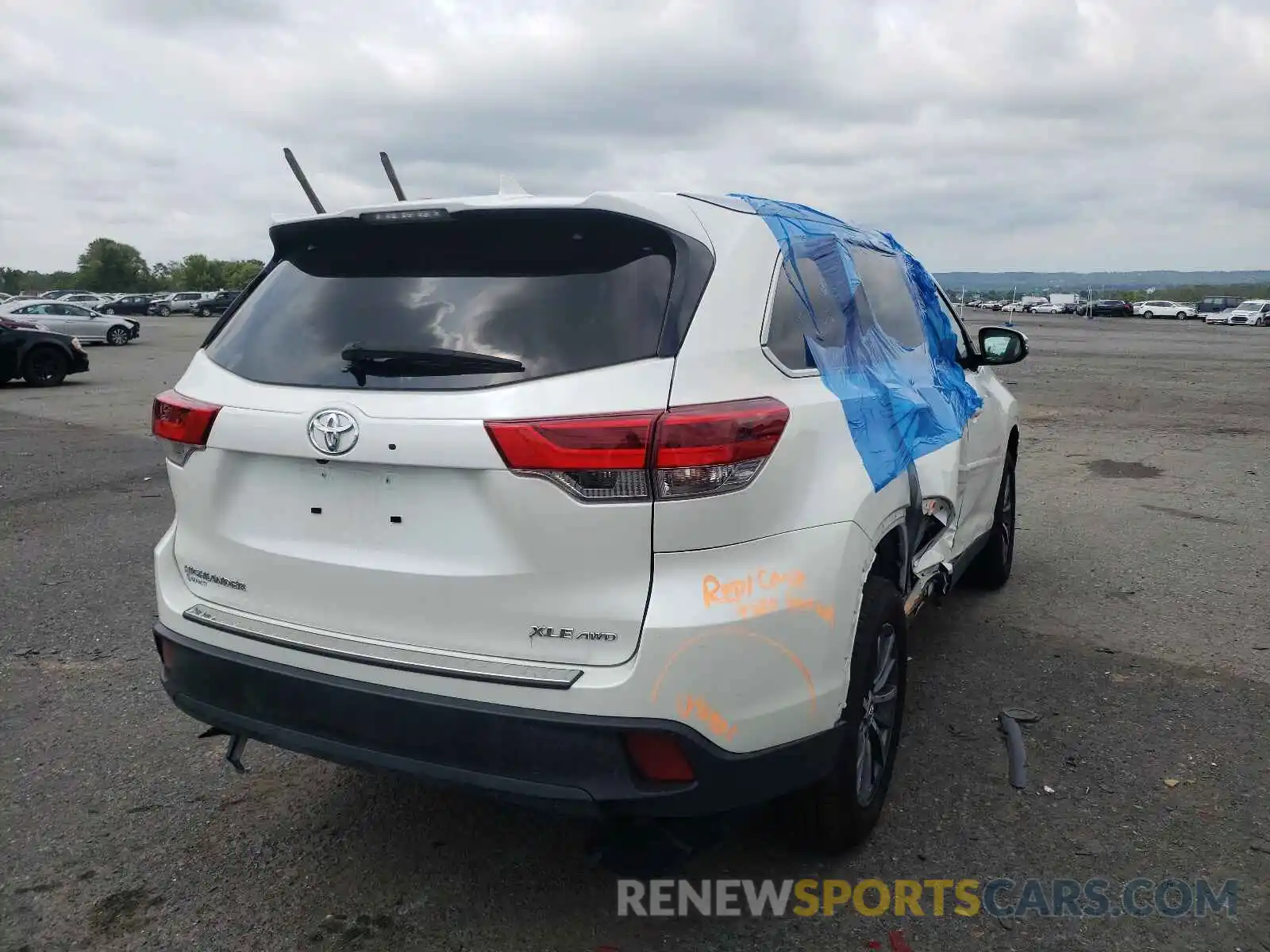 4 Photograph of a damaged car 5TDJZRFH3KS623642 TOYOTA HIGHLANDER 2019