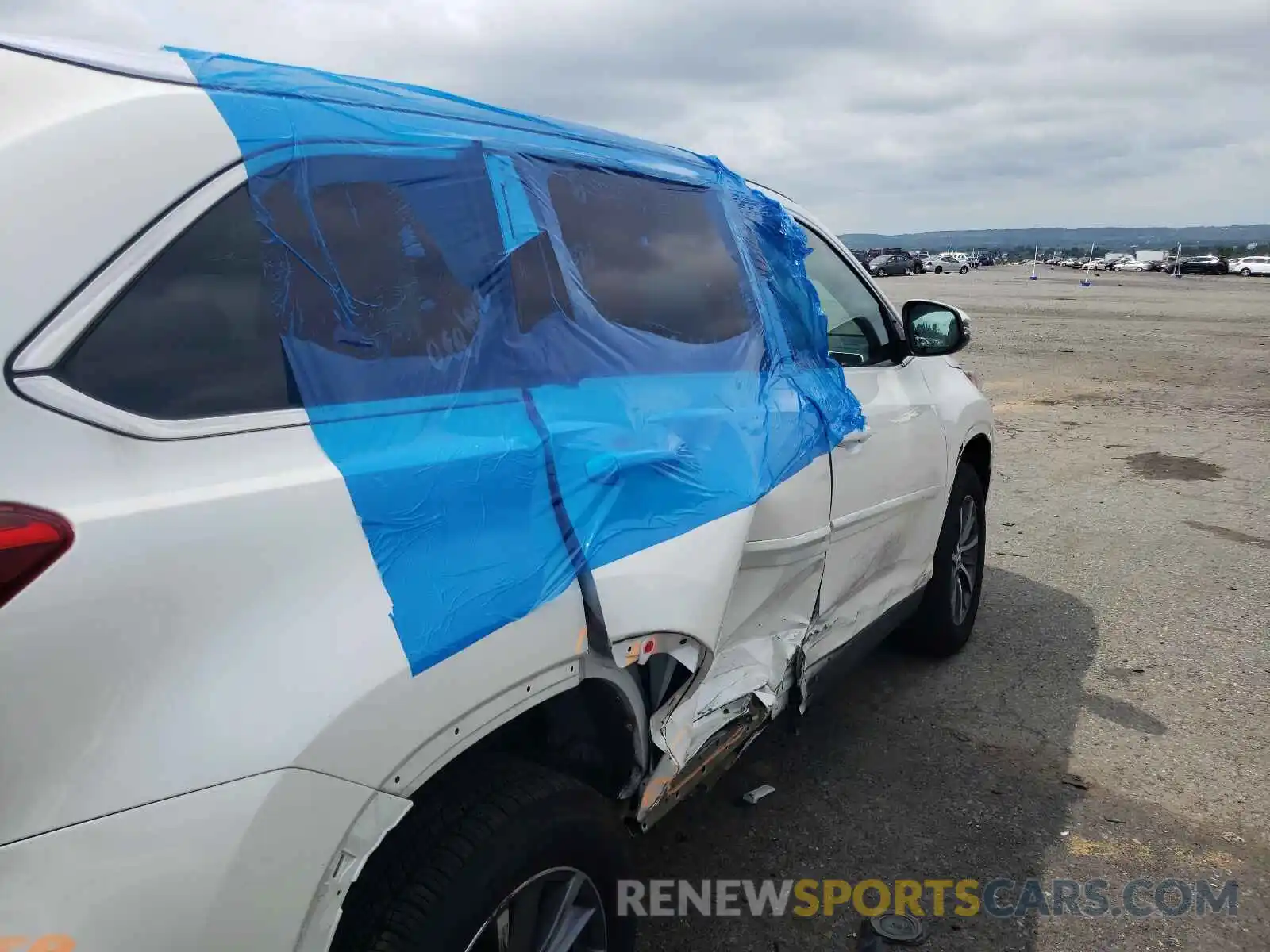 9 Photograph of a damaged car 5TDJZRFH3KS623642 TOYOTA HIGHLANDER 2019