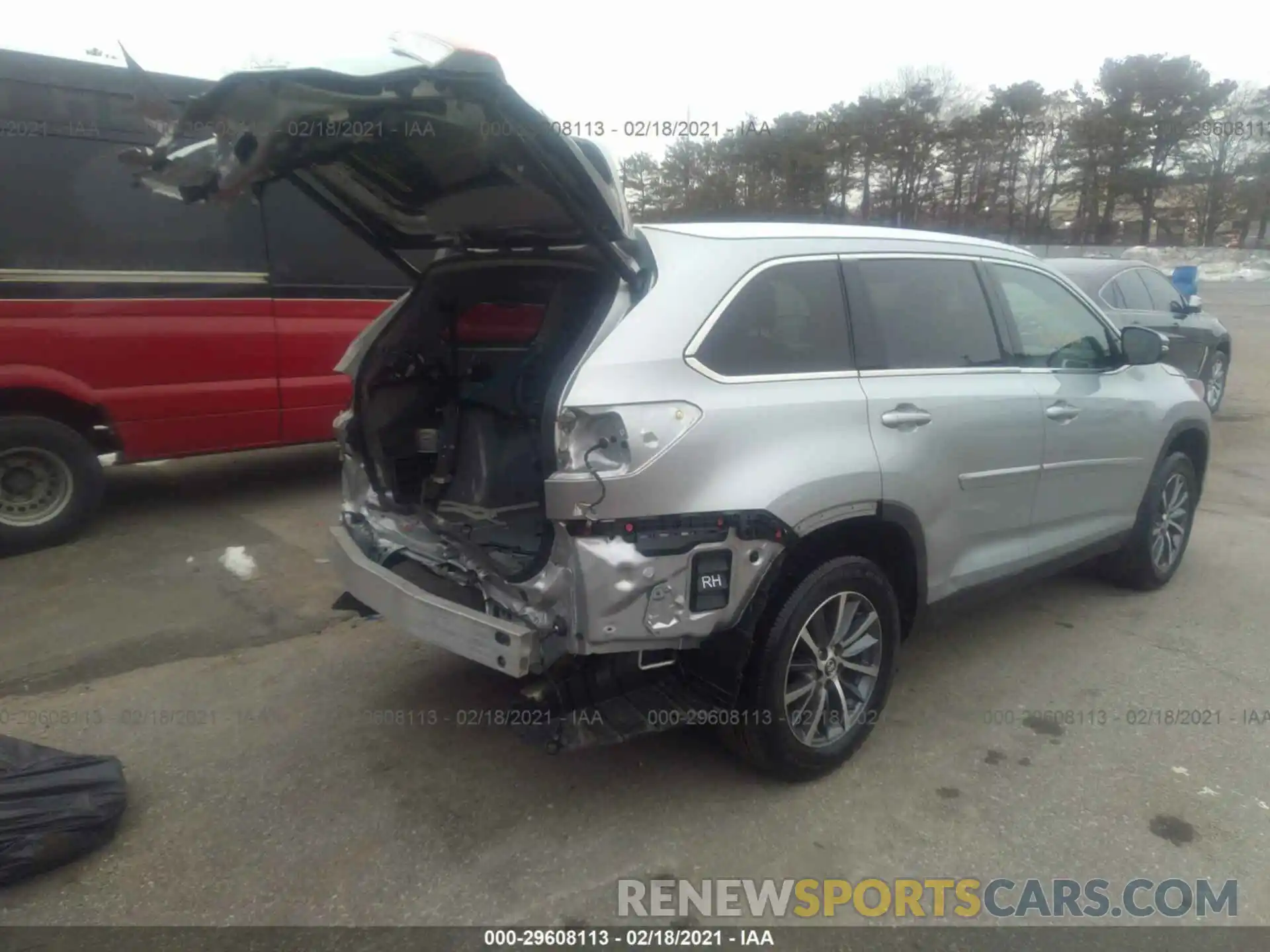 4 Photograph of a damaged car 5TDJZRFH3KS624497 TOYOTA HIGHLANDER 2019