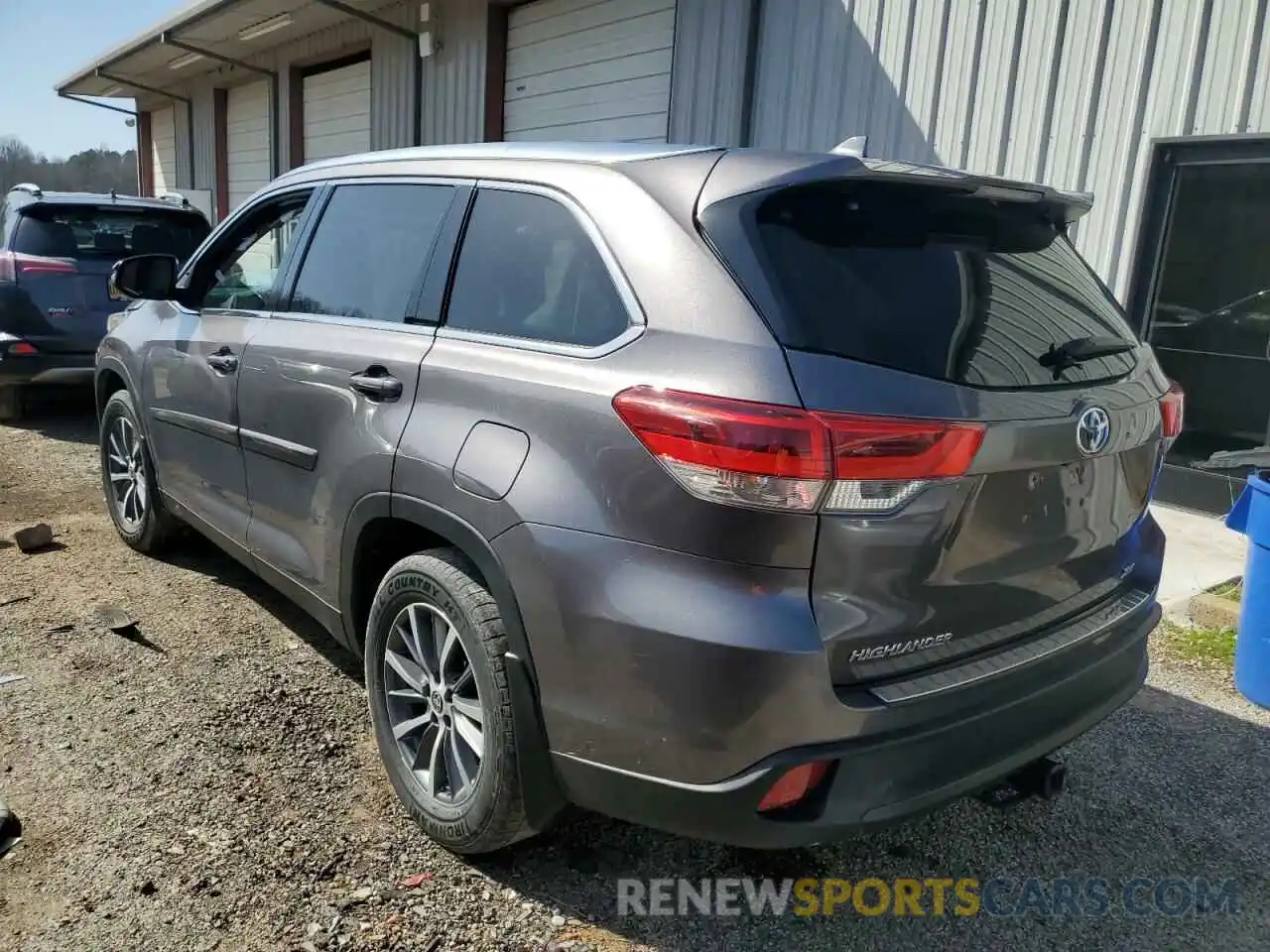 2 Photograph of a damaged car 5TDJZRFH3KS627092 TOYOTA HIGHLANDER 2019