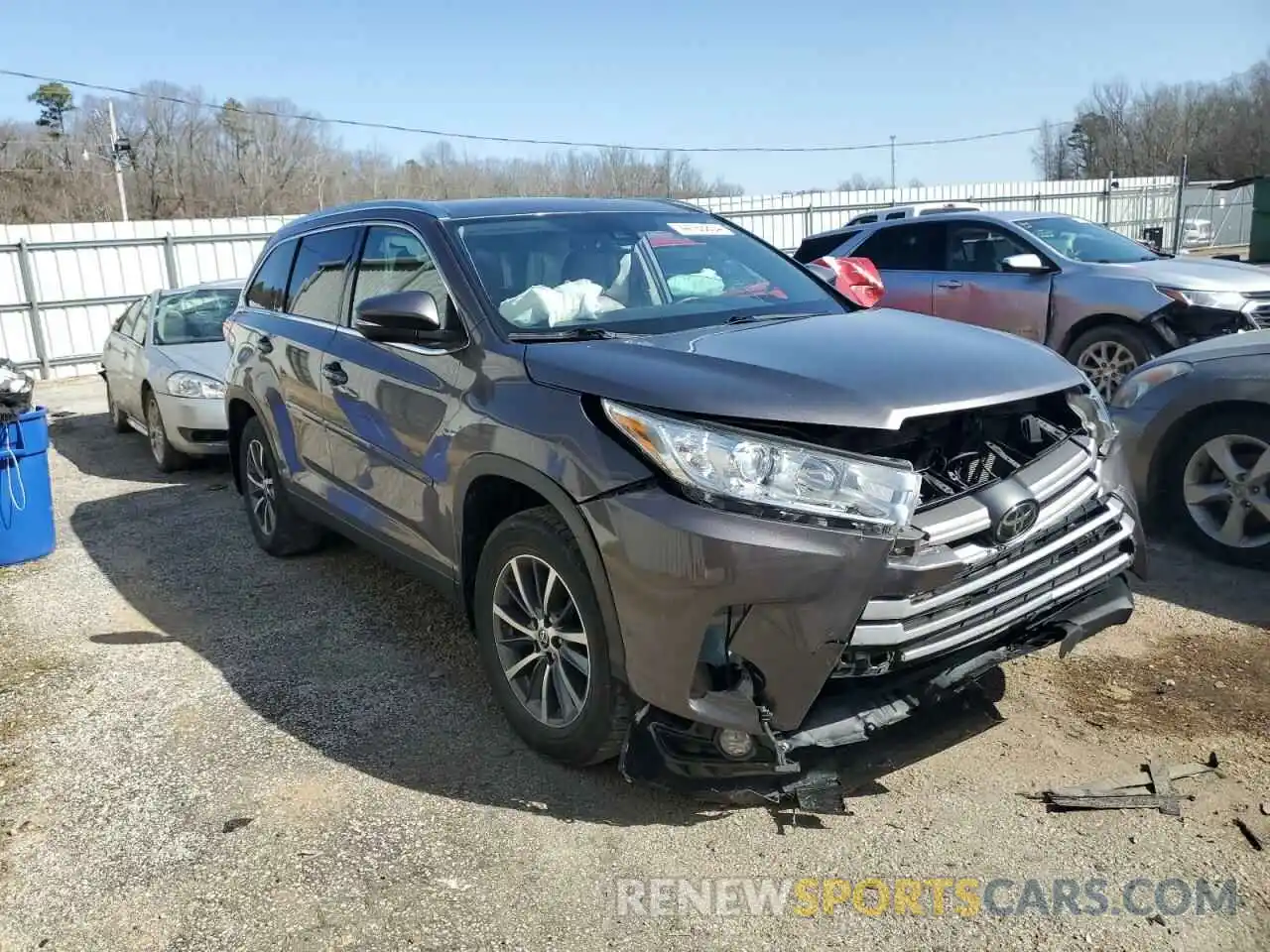 4 Photograph of a damaged car 5TDJZRFH3KS627092 TOYOTA HIGHLANDER 2019