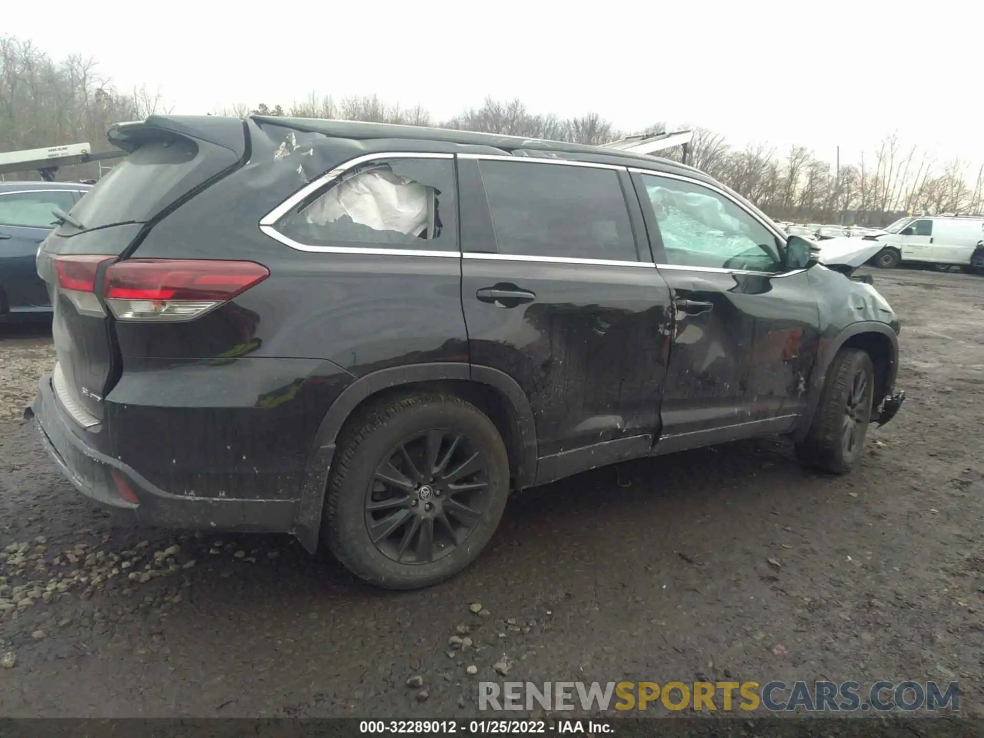 4 Photograph of a damaged car 5TDJZRFH3KS627707 TOYOTA HIGHLANDER 2019