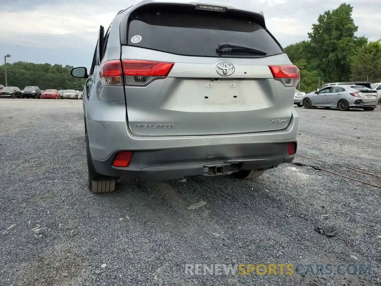 10 Photograph of a damaged car 5TDJZRFH3KS715186 TOYOTA HIGHLANDER 2019