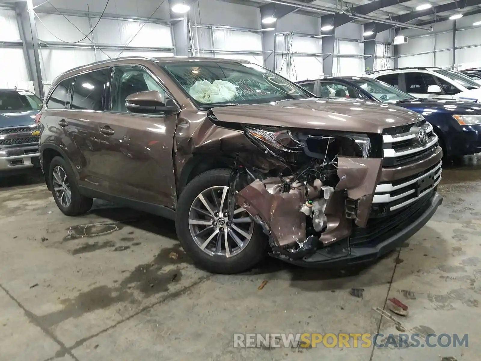 1 Photograph of a damaged car 5TDJZRFH3KS720016 TOYOTA HIGHLANDER 2019