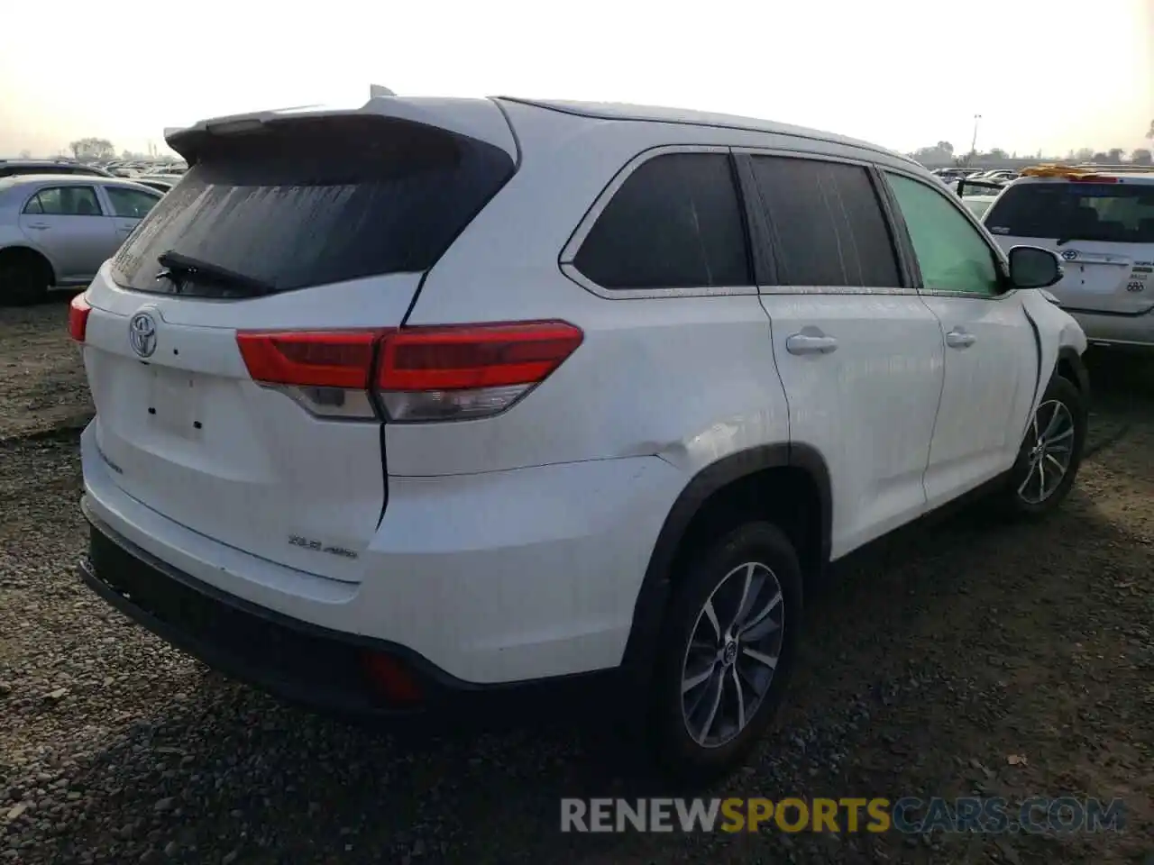 4 Photograph of a damaged car 5TDJZRFH3KS720713 TOYOTA HIGHLANDER 2019