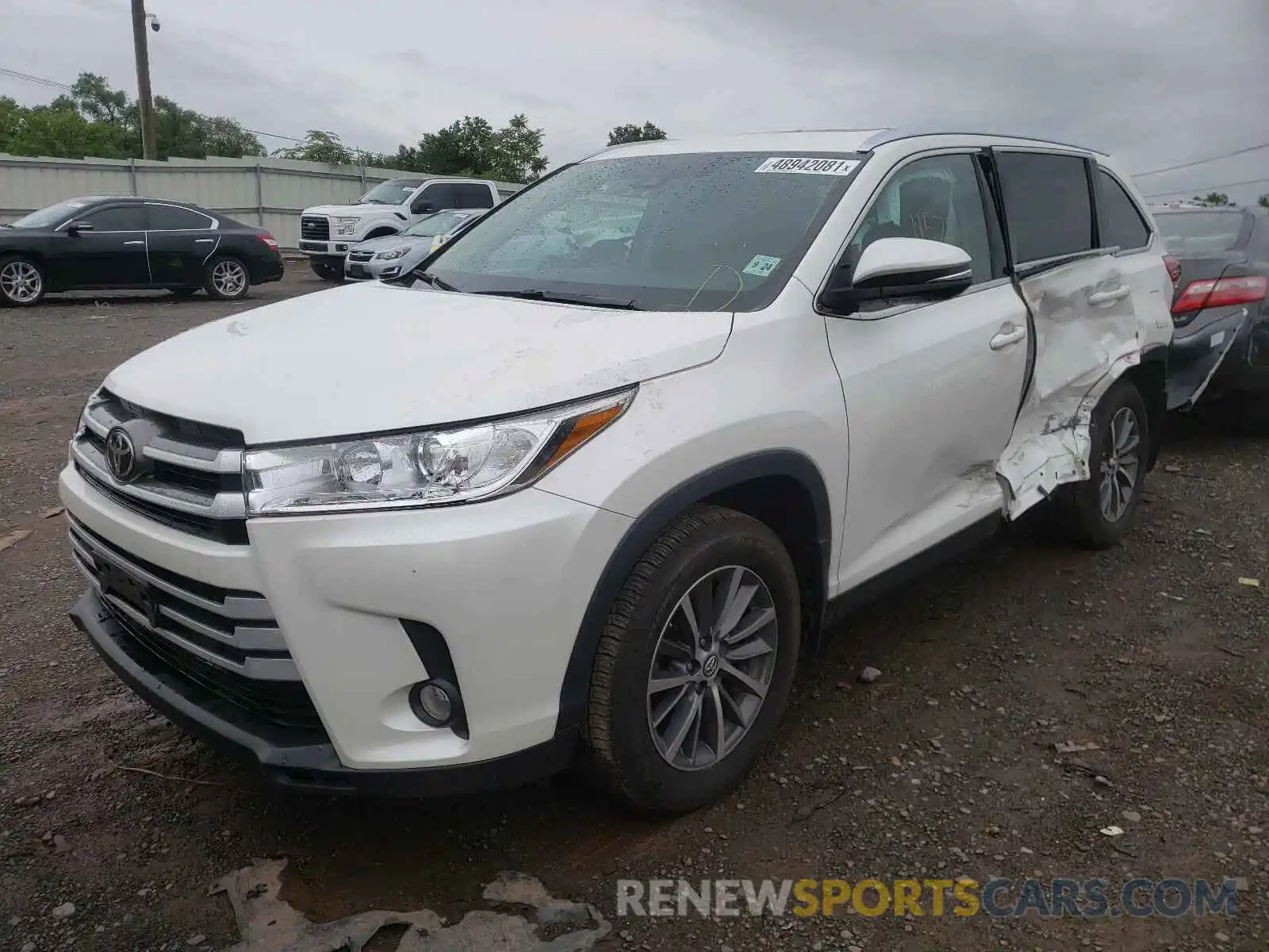 2 Photograph of a damaged car 5TDJZRFH3KS724647 TOYOTA HIGHLANDER 2019