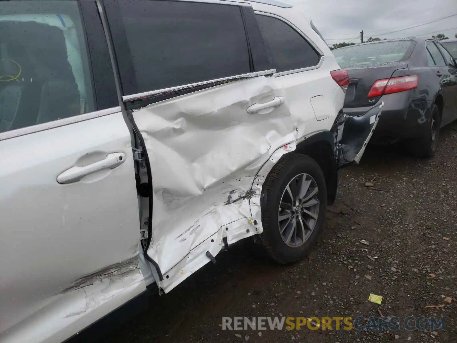 9 Photograph of a damaged car 5TDJZRFH3KS724647 TOYOTA HIGHLANDER 2019