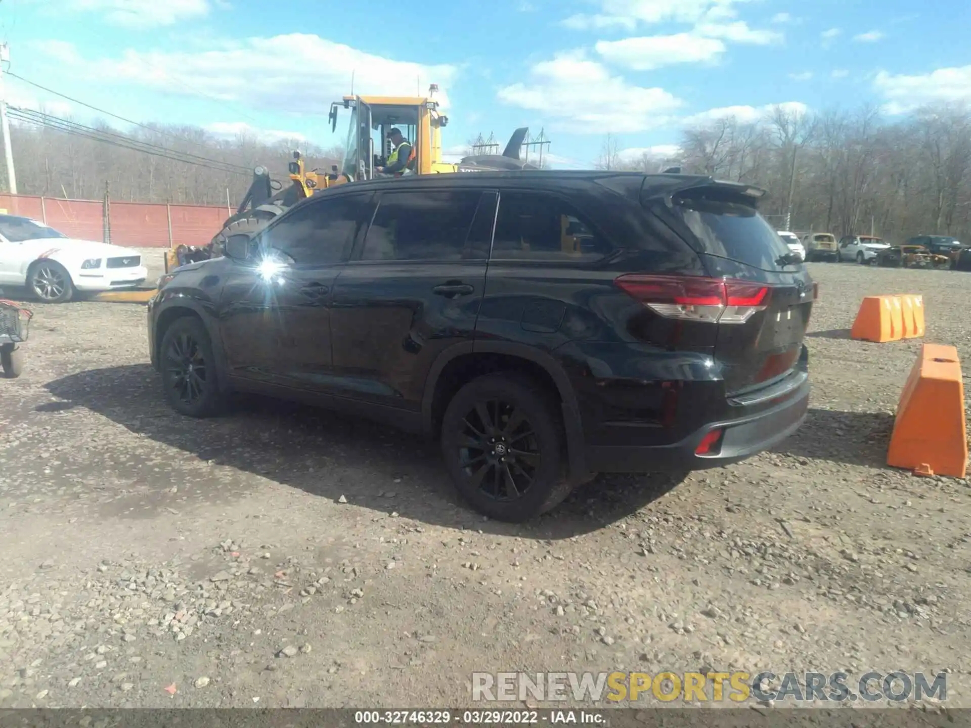 3 Photograph of a damaged car 5TDJZRFH3KS730223 TOYOTA HIGHLANDER 2019