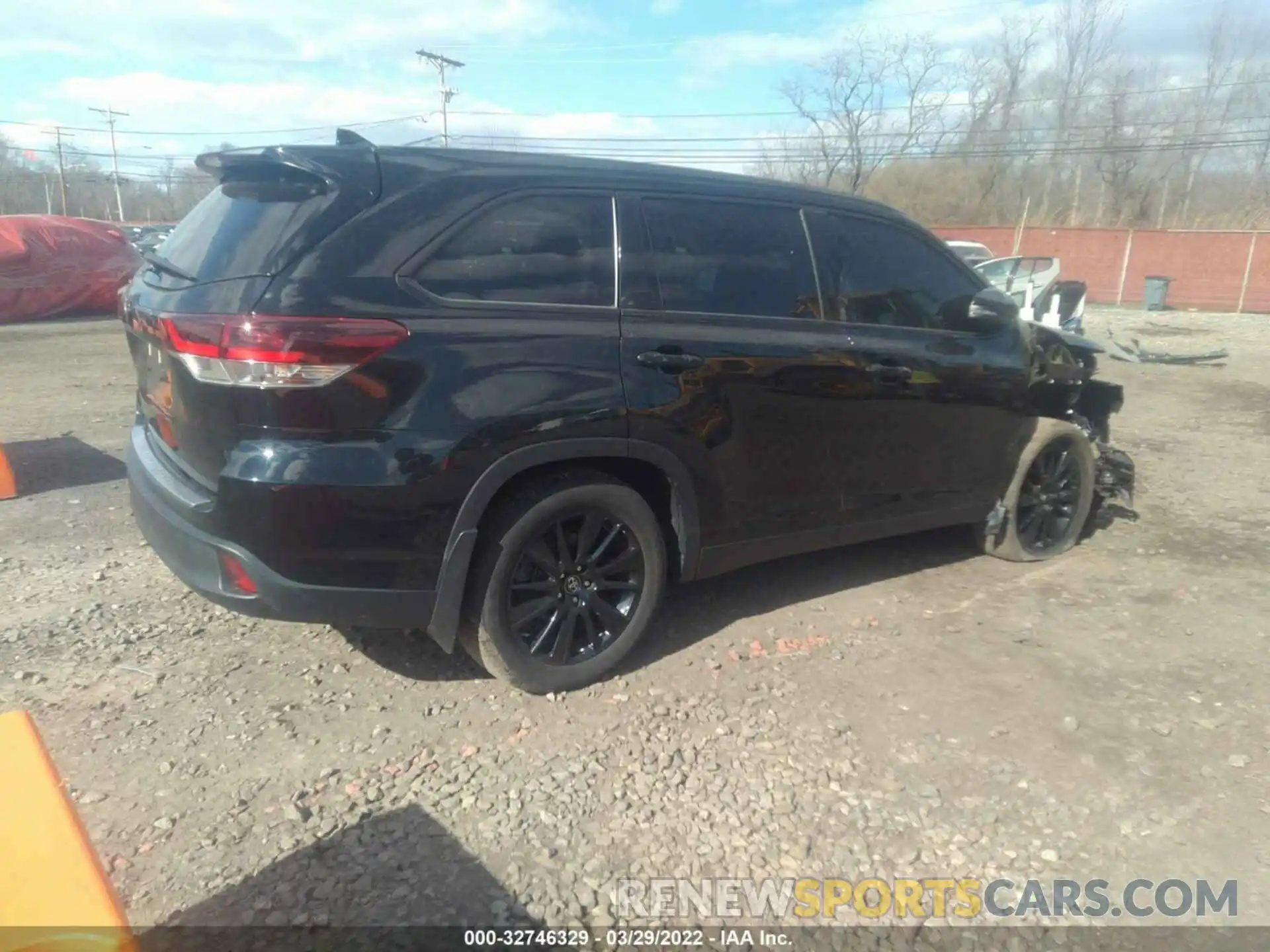 4 Photograph of a damaged car 5TDJZRFH3KS730223 TOYOTA HIGHLANDER 2019