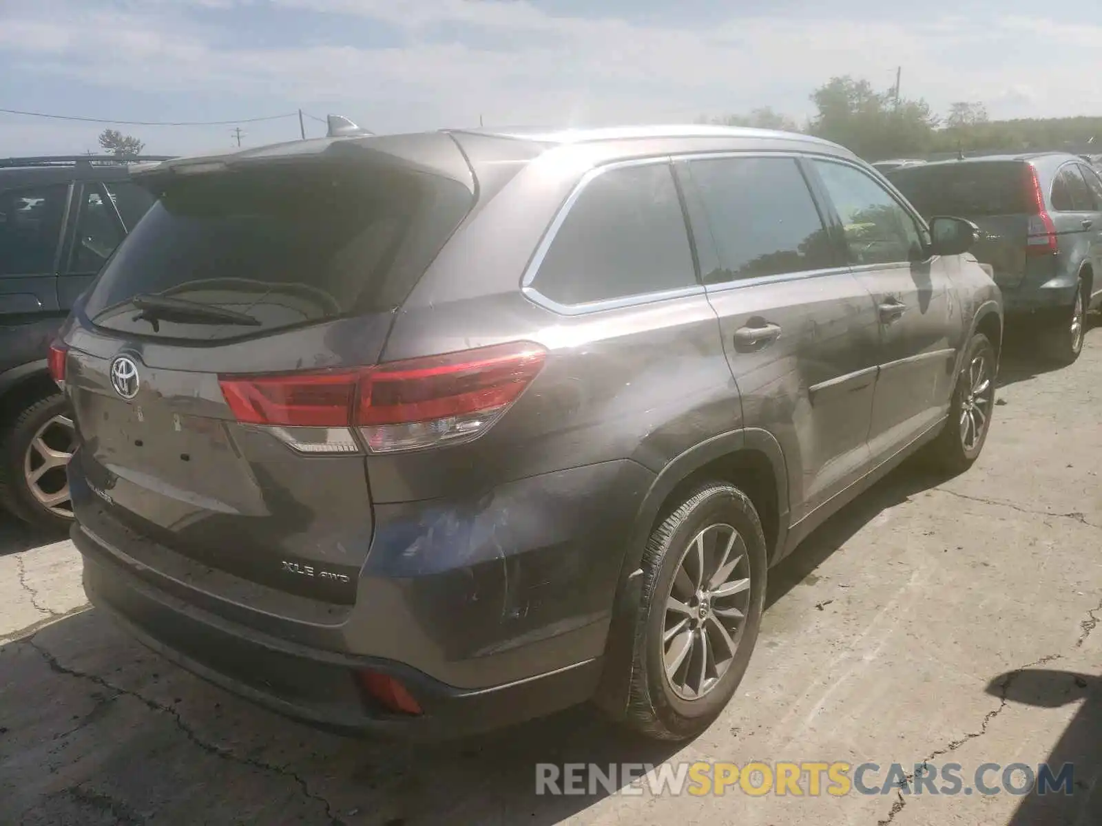 4 Photograph of a damaged car 5TDJZRFH3KS732747 TOYOTA HIGHLANDER 2019