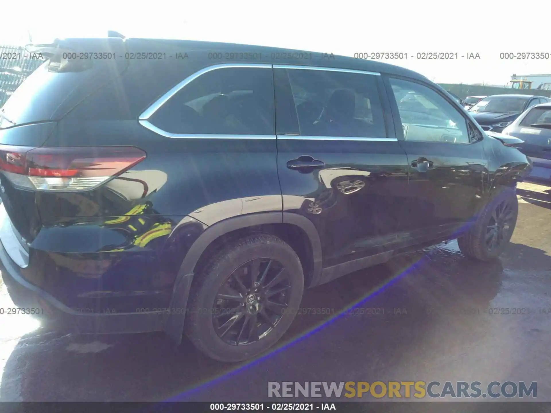 4 Photograph of a damaged car 5TDJZRFH3KS734305 TOYOTA HIGHLANDER 2019