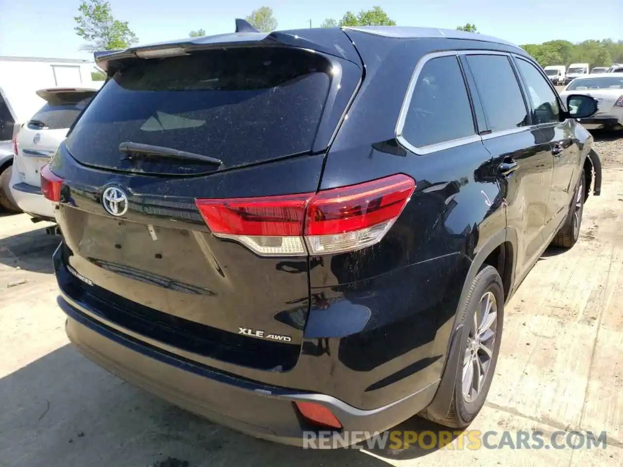 4 Photograph of a damaged car 5TDJZRFH3KS736071 TOYOTA HIGHLANDER 2019