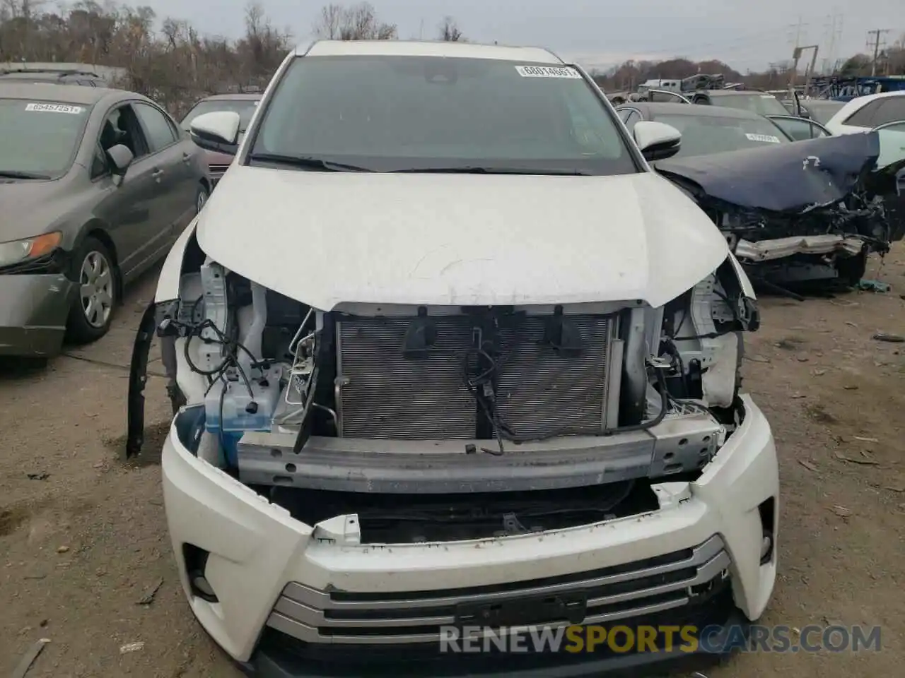 9 Photograph of a damaged car 5TDJZRFH3KS743909 TOYOTA HIGHLANDER 2019