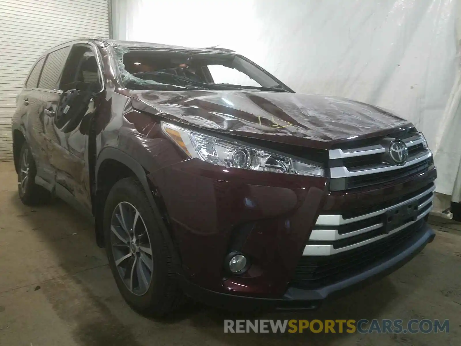 1 Photograph of a damaged car 5TDJZRFH3KS745806 TOYOTA HIGHLANDER 2019