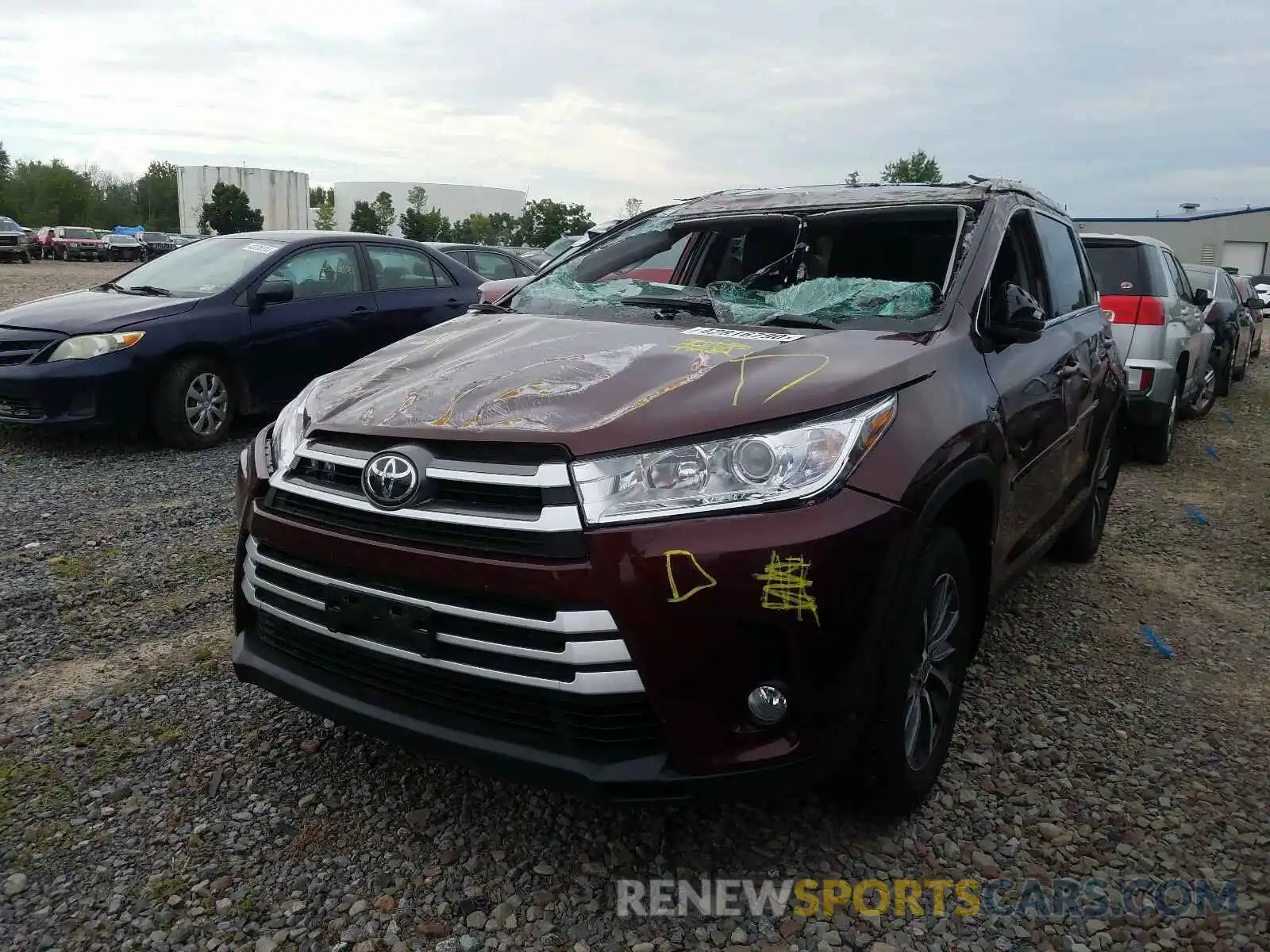 2 Photograph of a damaged car 5TDJZRFH3KS745806 TOYOTA HIGHLANDER 2019