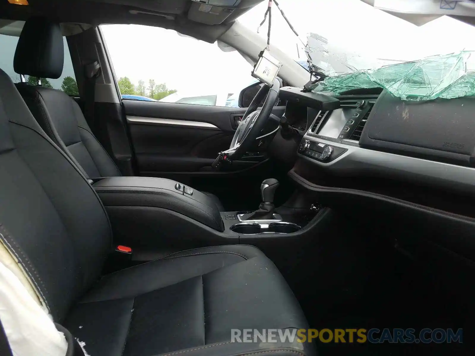 5 Photograph of a damaged car 5TDJZRFH3KS745806 TOYOTA HIGHLANDER 2019