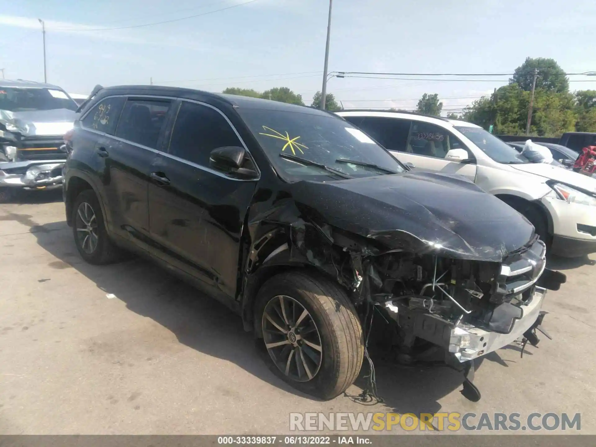 1 Photograph of a damaged car 5TDJZRFH3KS916683 TOYOTA HIGHLANDER 2019