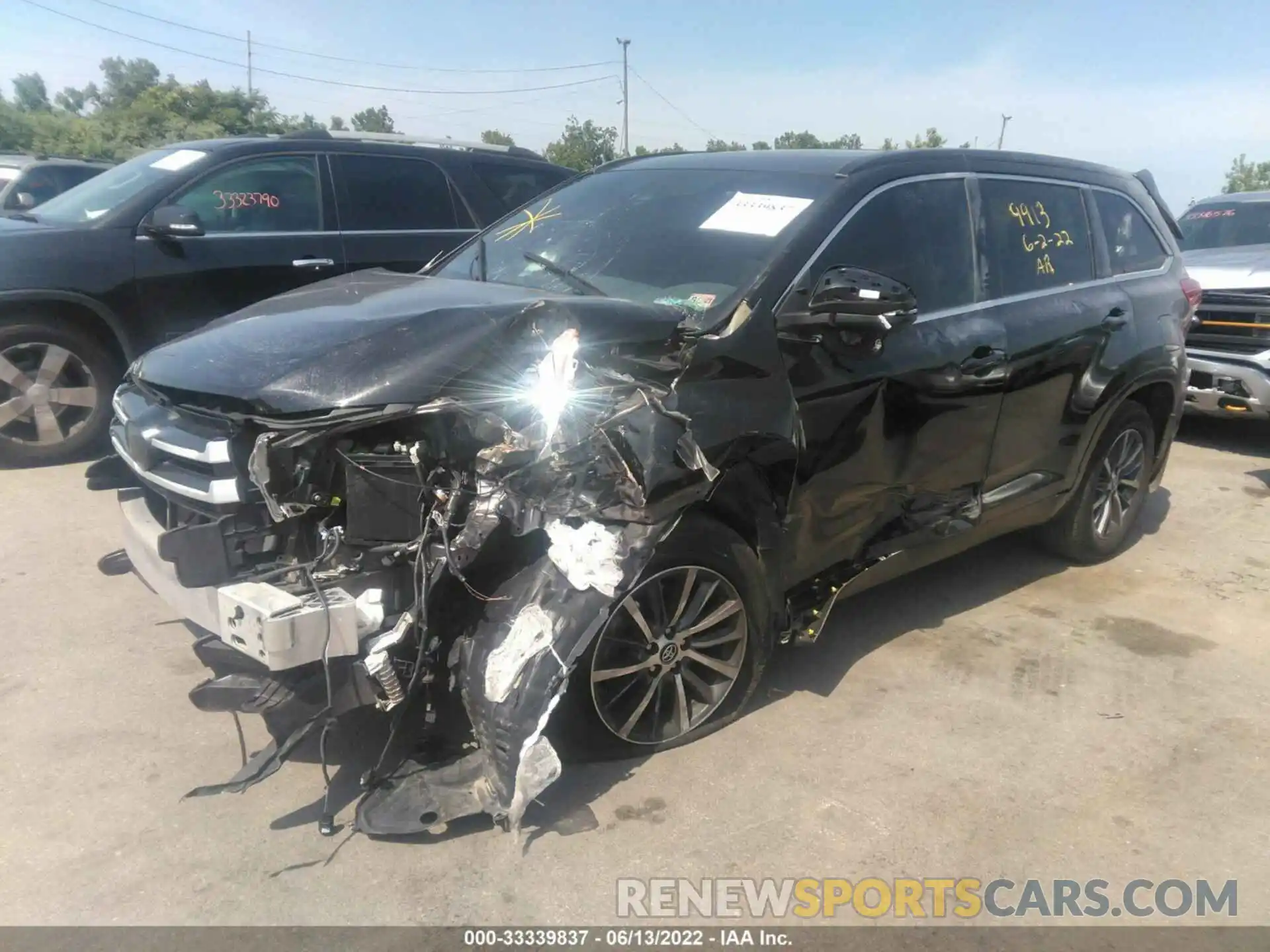 2 Photograph of a damaged car 5TDJZRFH3KS916683 TOYOTA HIGHLANDER 2019