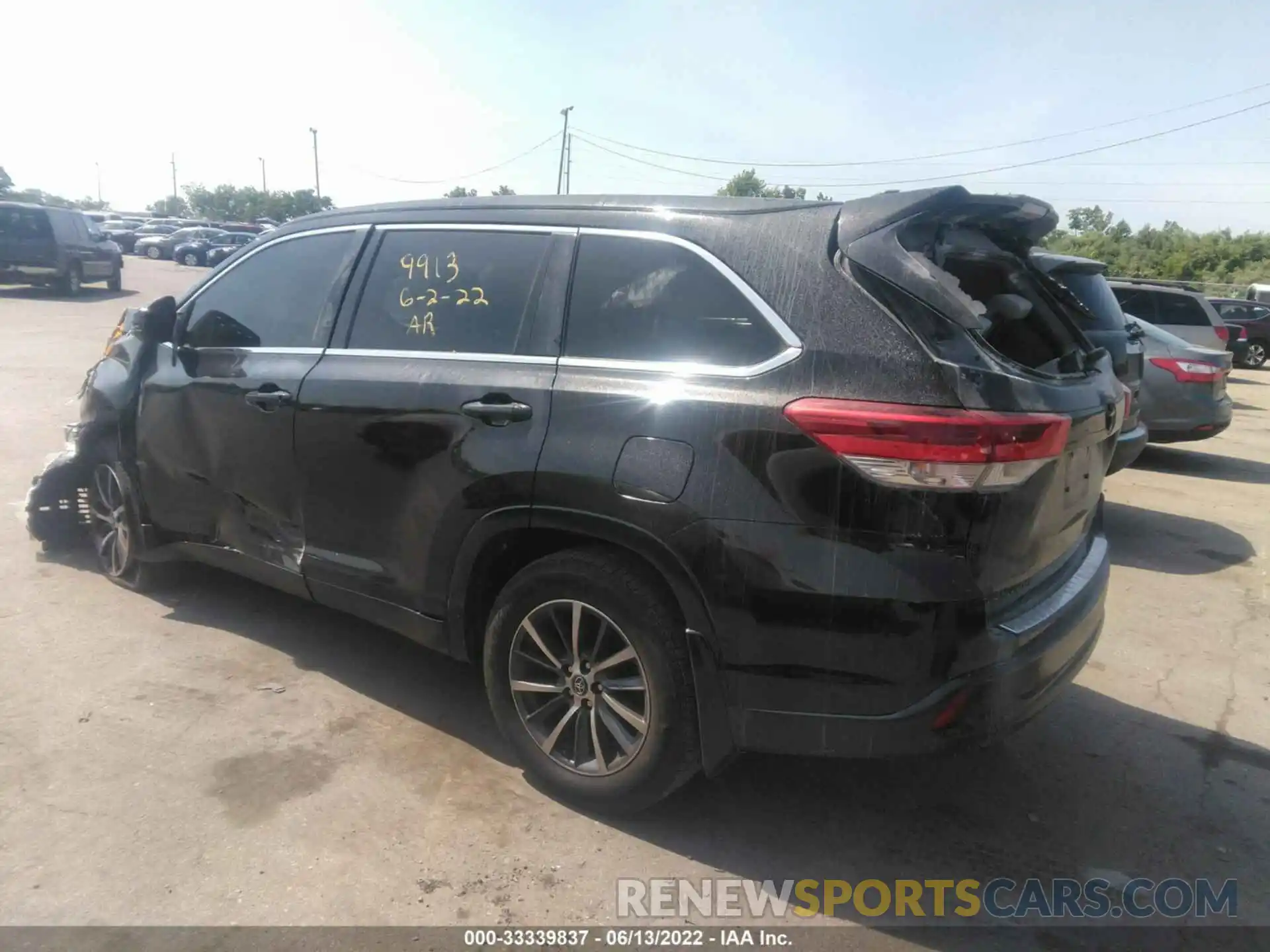 3 Photograph of a damaged car 5TDJZRFH3KS916683 TOYOTA HIGHLANDER 2019