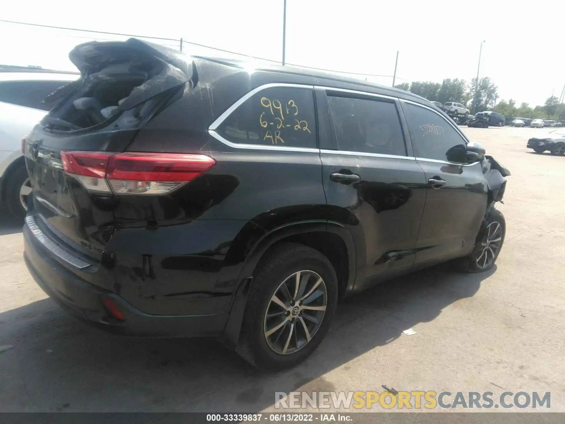 4 Photograph of a damaged car 5TDJZRFH3KS916683 TOYOTA HIGHLANDER 2019