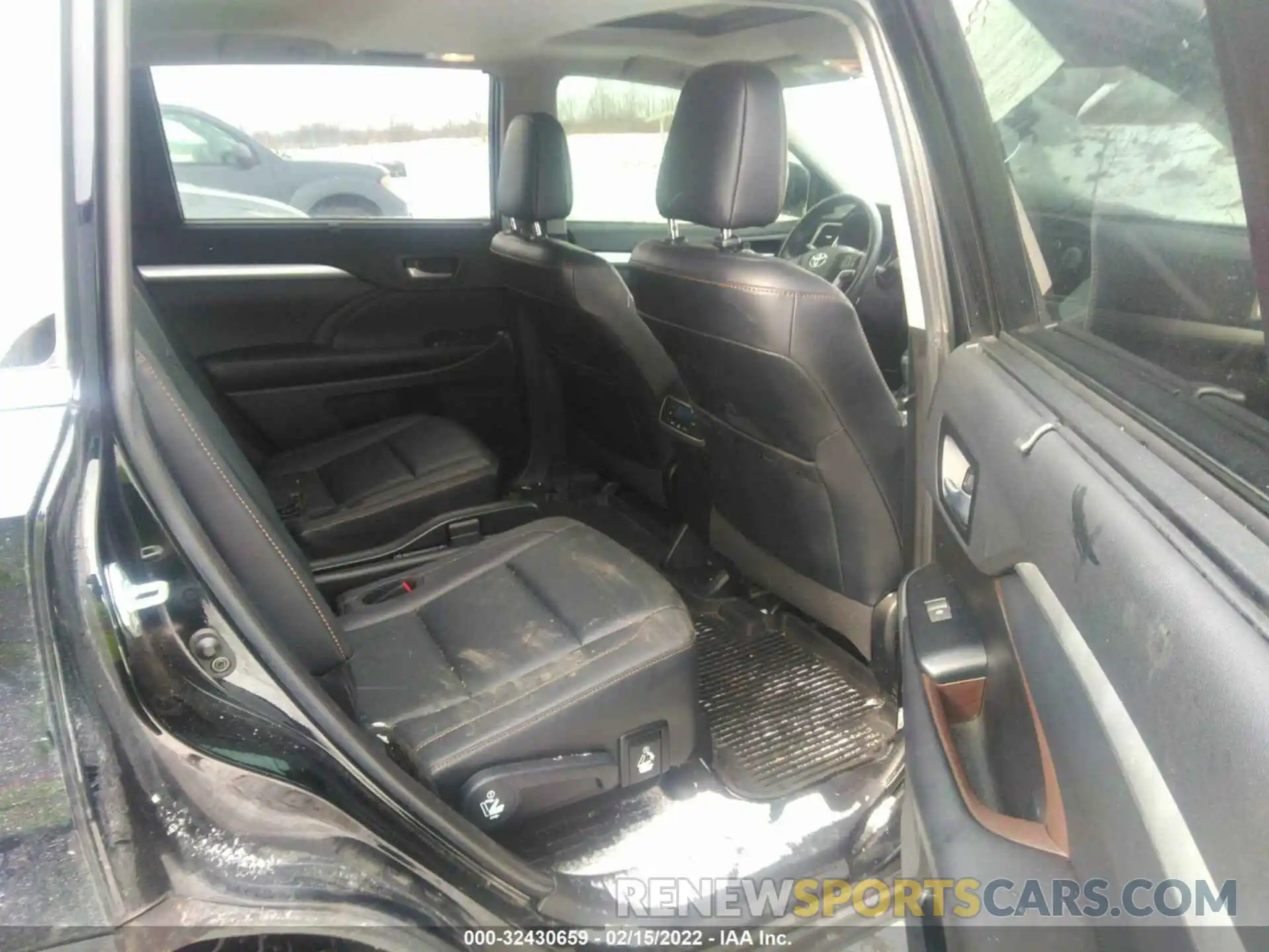 8 Photograph of a damaged car 5TDJZRFH3KS917994 TOYOTA HIGHLANDER 2019