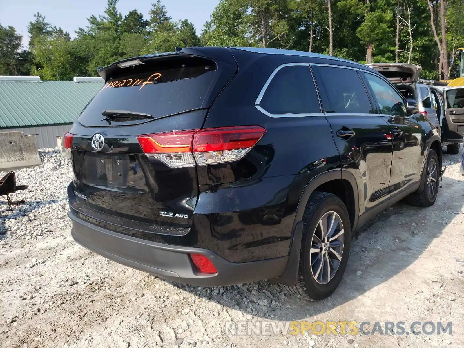 4 Photograph of a damaged car 5TDJZRFH3KS925089 TOYOTA HIGHLANDER 2019