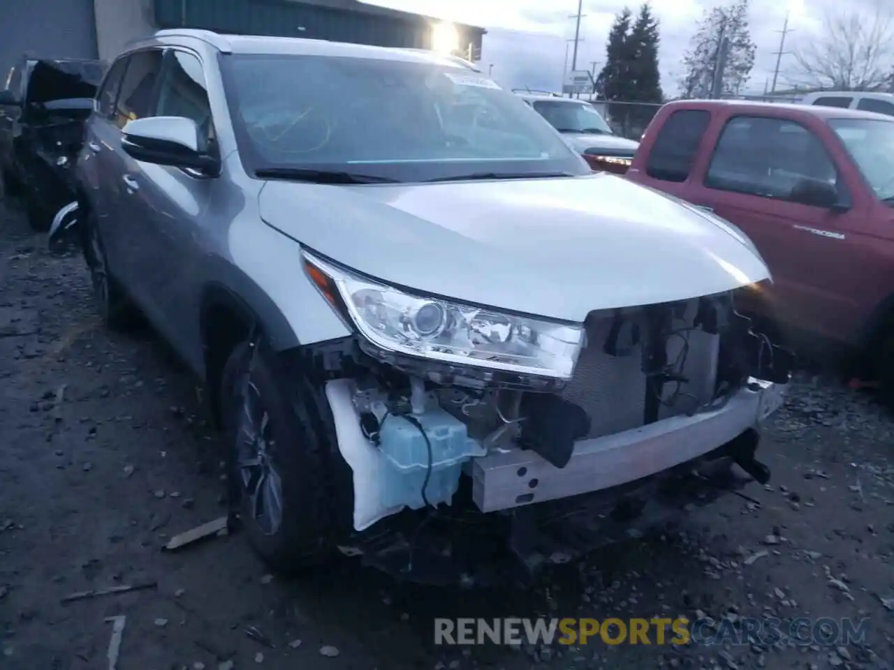 1 Photograph of a damaged car 5TDJZRFH3KS935184 TOYOTA HIGHLANDER 2019