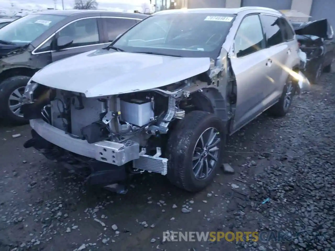 2 Photograph of a damaged car 5TDJZRFH3KS935184 TOYOTA HIGHLANDER 2019