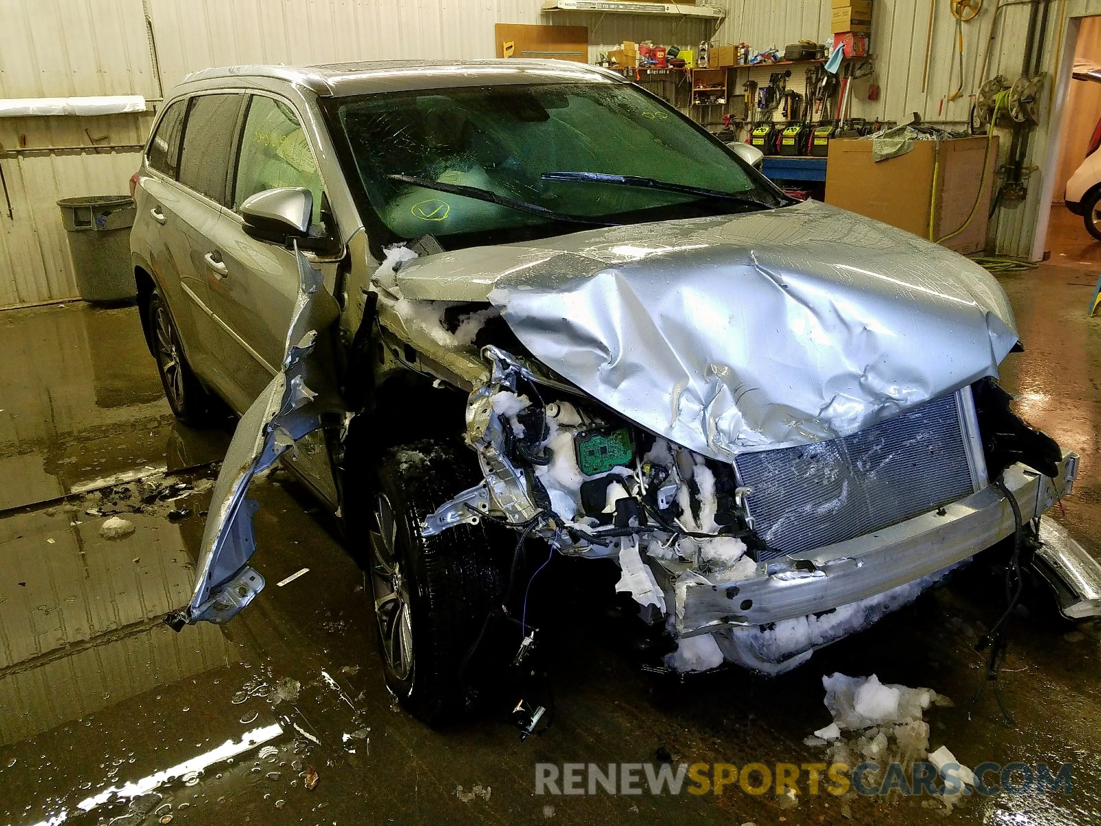 1 Photograph of a damaged car 5TDJZRFH3KS937646 TOYOTA HIGHLANDER 2019