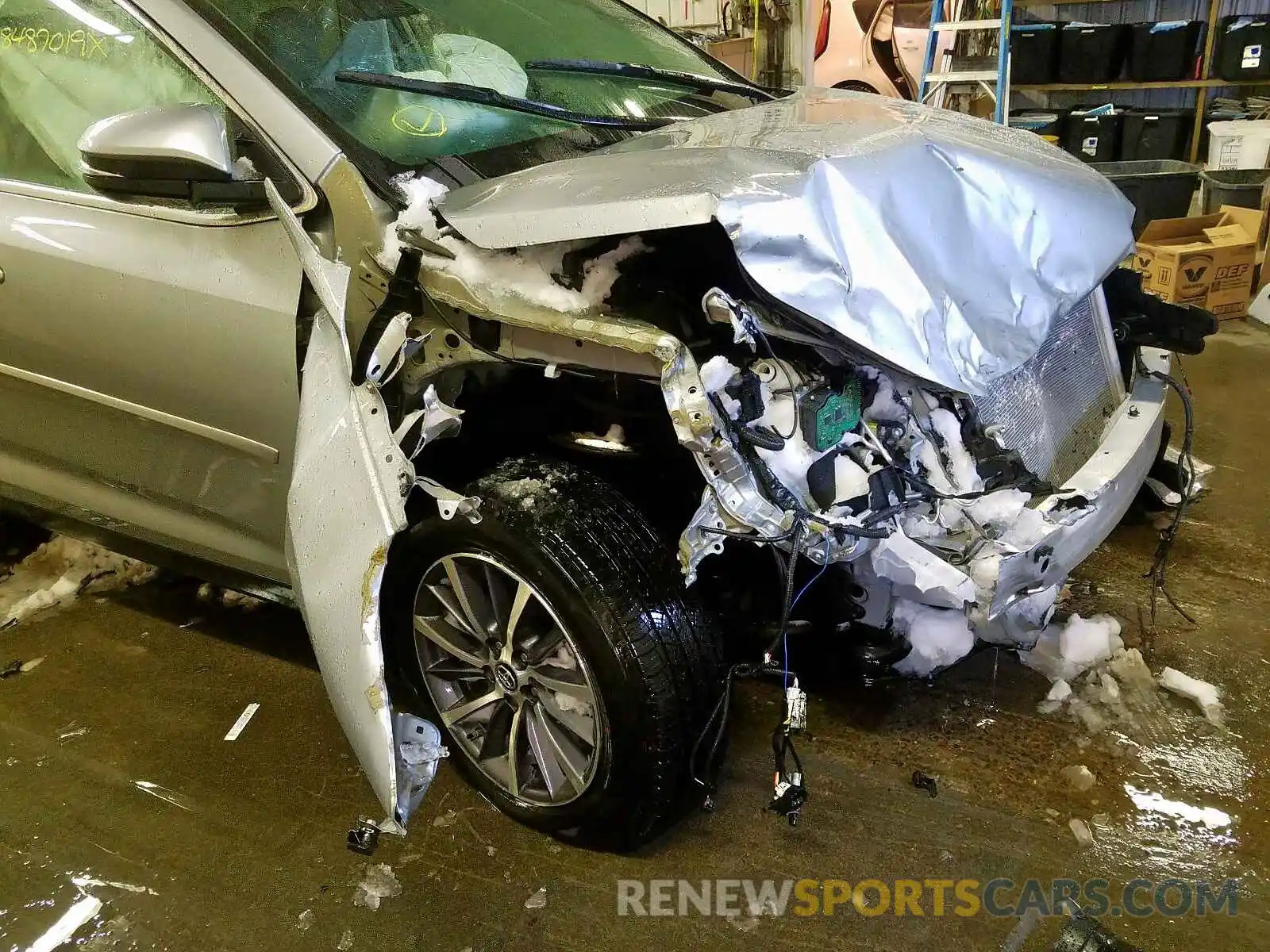 9 Photograph of a damaged car 5TDJZRFH3KS937646 TOYOTA HIGHLANDER 2019