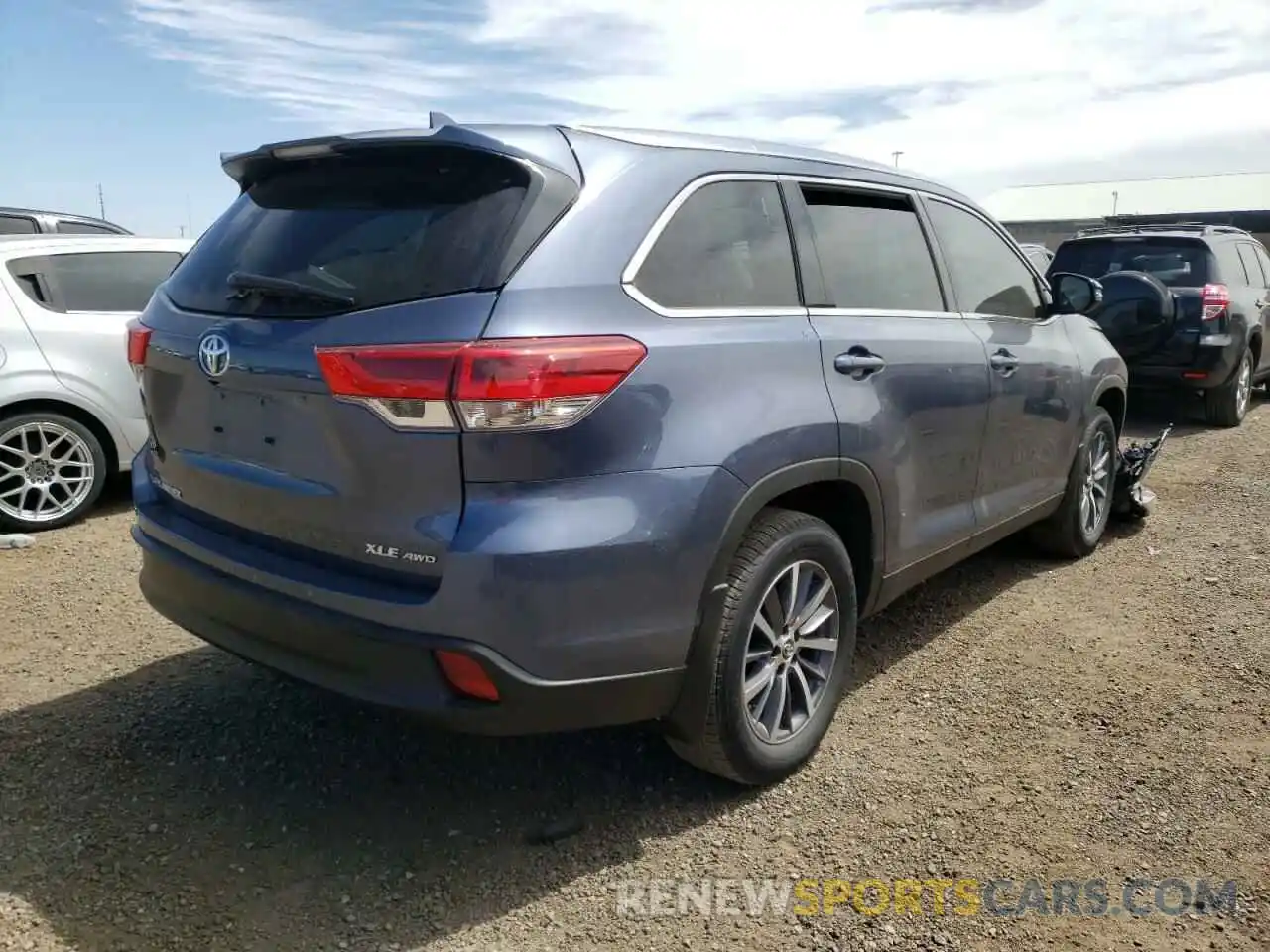 4 Photograph of a damaged car 5TDJZRFH3KS940885 TOYOTA HIGHLANDER 2019