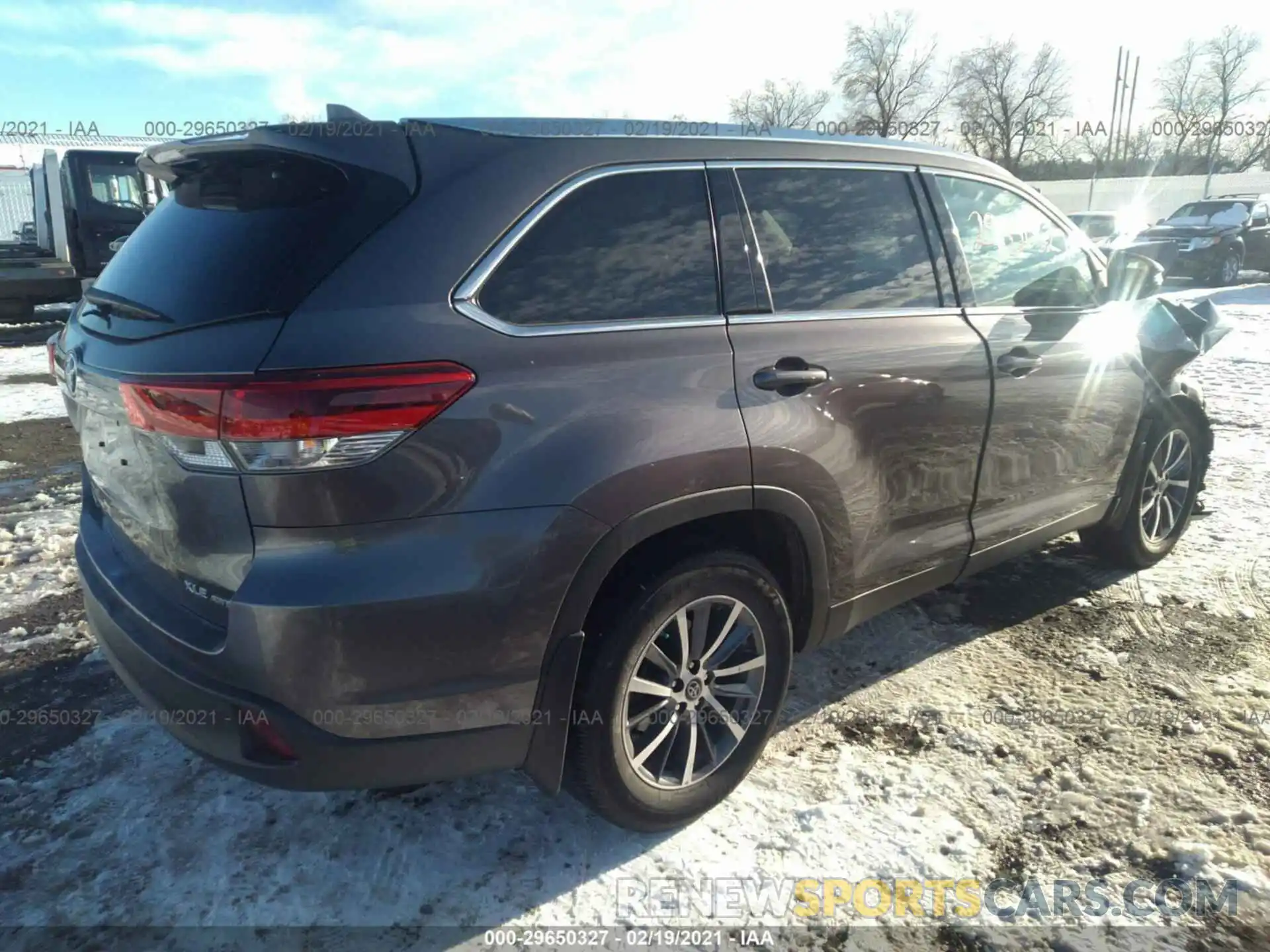 4 Photograph of a damaged car 5TDJZRFH3KS949991 TOYOTA HIGHLANDER 2019