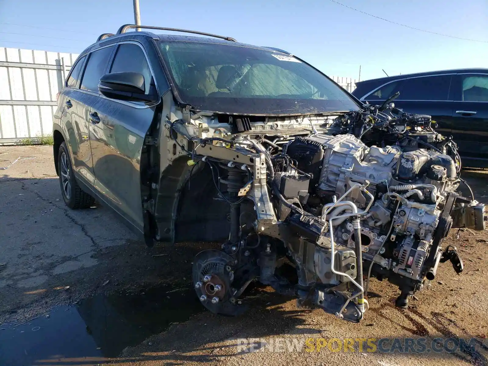 1 Photograph of a damaged car 5TDJZRFH3KS951448 TOYOTA HIGHLANDER 2019