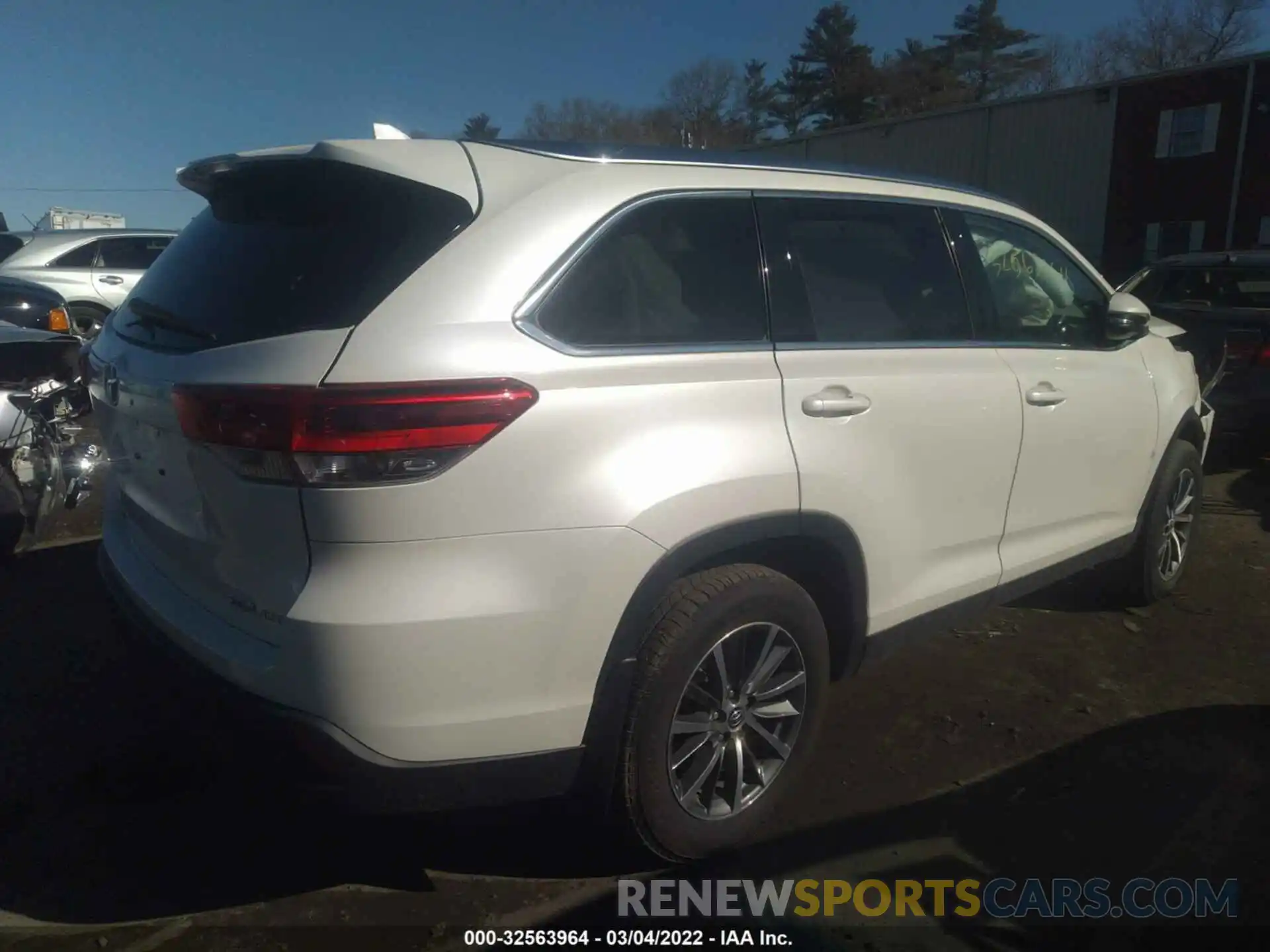 4 Photograph of a damaged car 5TDJZRFH3KS954253 TOYOTA HIGHLANDER 2019